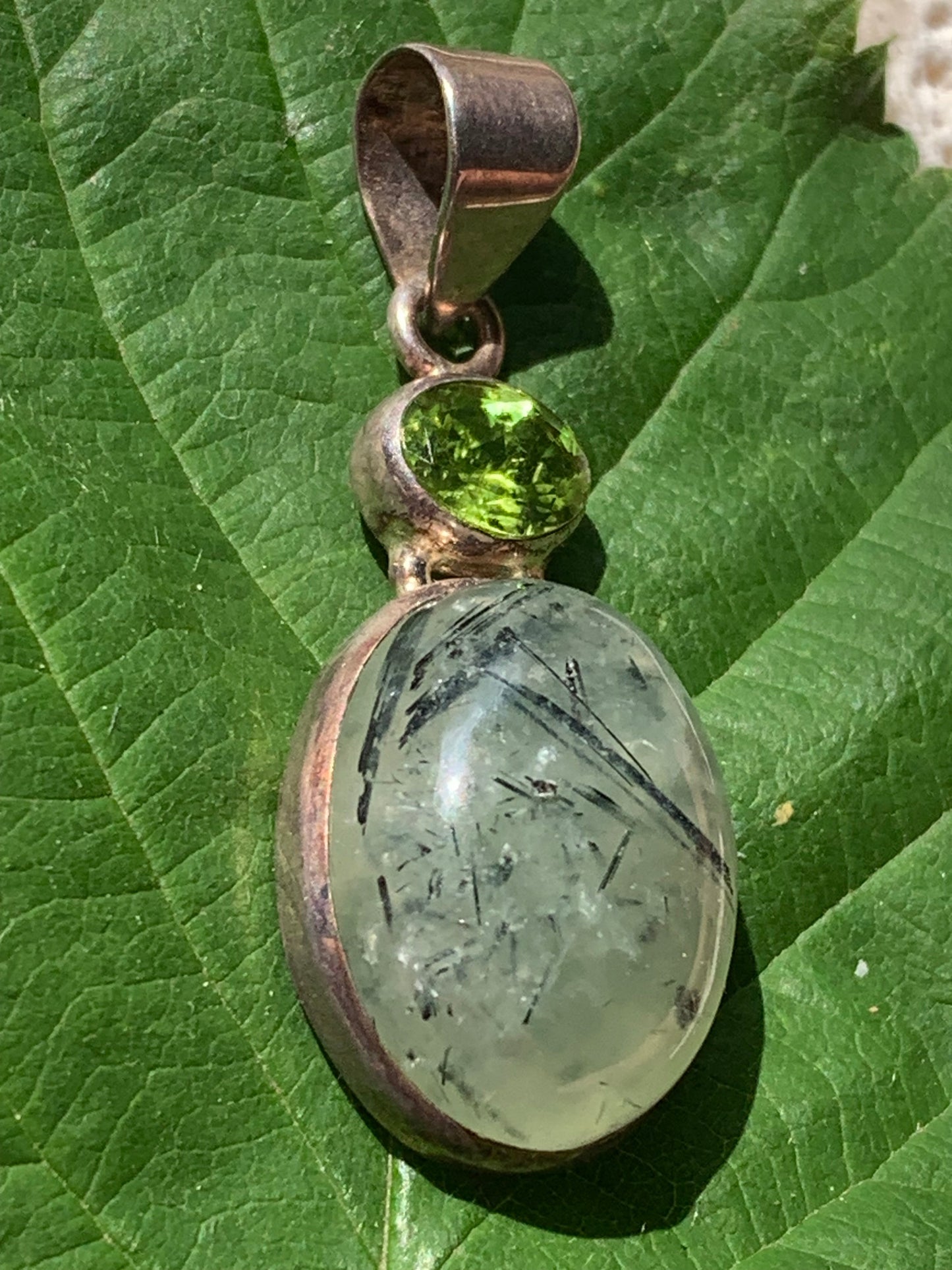 Prehnite avec Péridot, pendentif sertis Argent unique, de 42mm x17 x10. Parfait en collection, bijouterie, exposition...