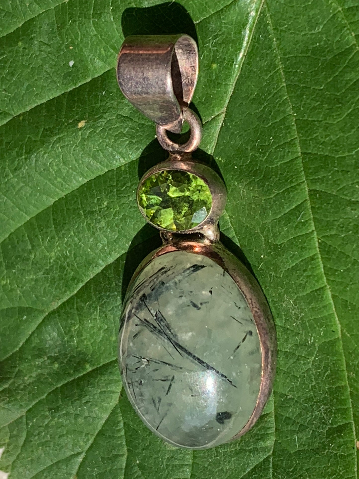 Prehnite avec Péridot, pendentif sertis Argent unique, de 42mm x17 x10. Parfait en collection, bijouterie, exposition...