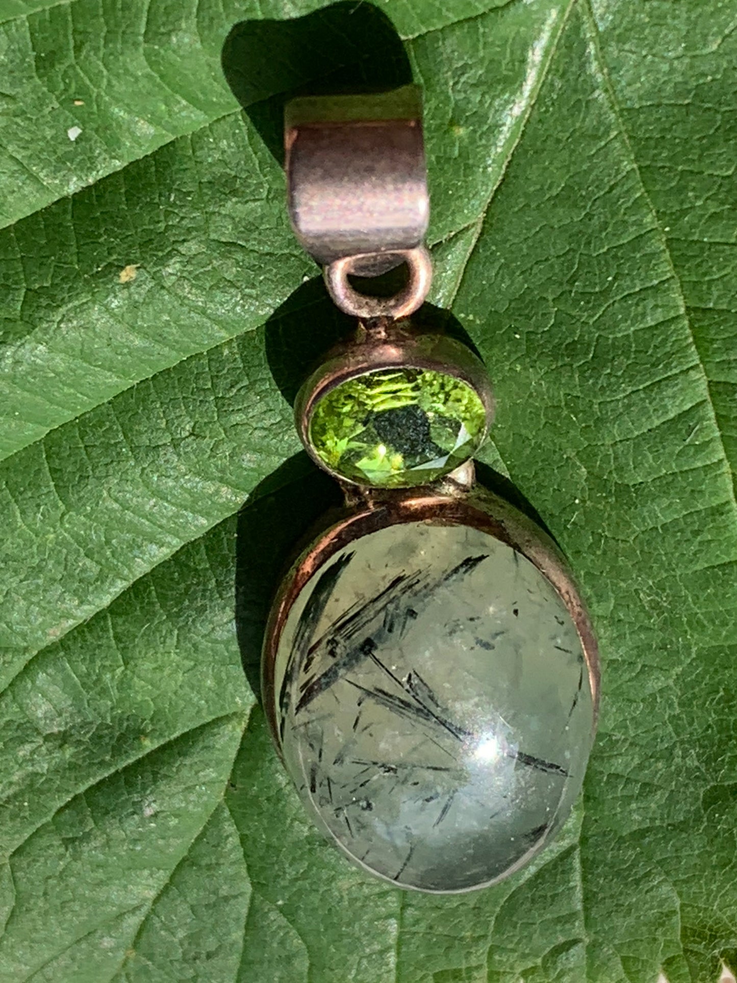 Prehnite avec Péridot, pendentif sertis Argent unique, de 42mm x17 x10. Parfait en collection, bijouterie, exposition...