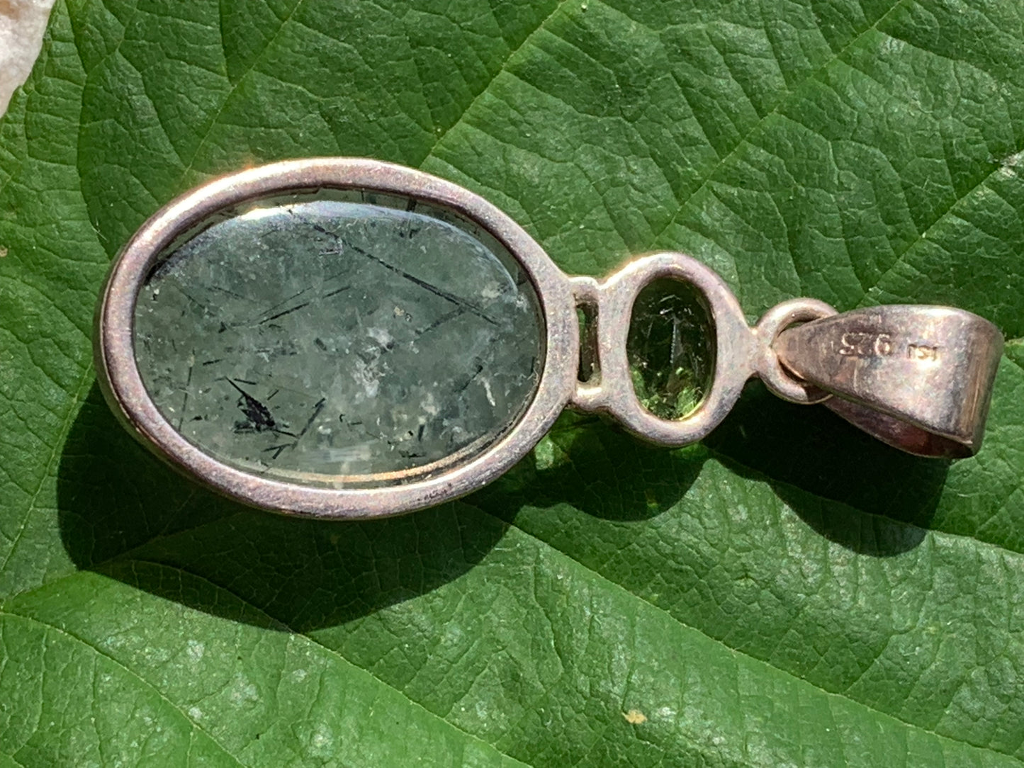 Prehnite avec Péridot, pendentif sertis Argent unique, de 42mm x17 x10. Parfait en collection, bijouterie, exposition...