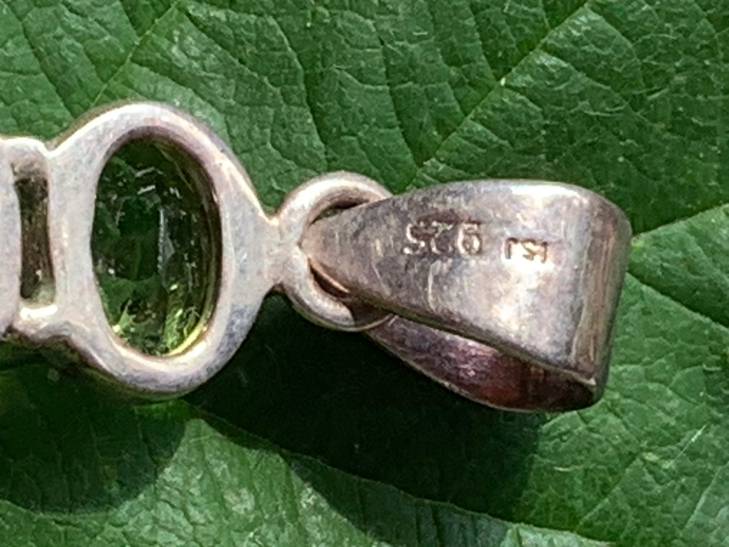 Prehnite avec Péridot, pendentif sertis Argent unique, de 42mm x17 x10. Parfait en collection, bijouterie, exposition...