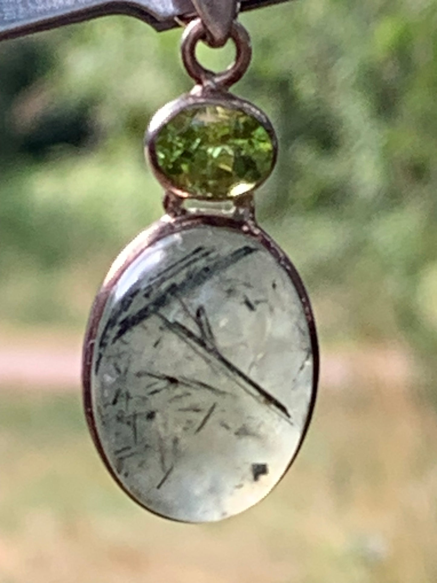 Prehnite avec Péridot, pendentif sertis Argent unique, de 42mm x17 x10. Parfait en collection, bijouterie, exposition...