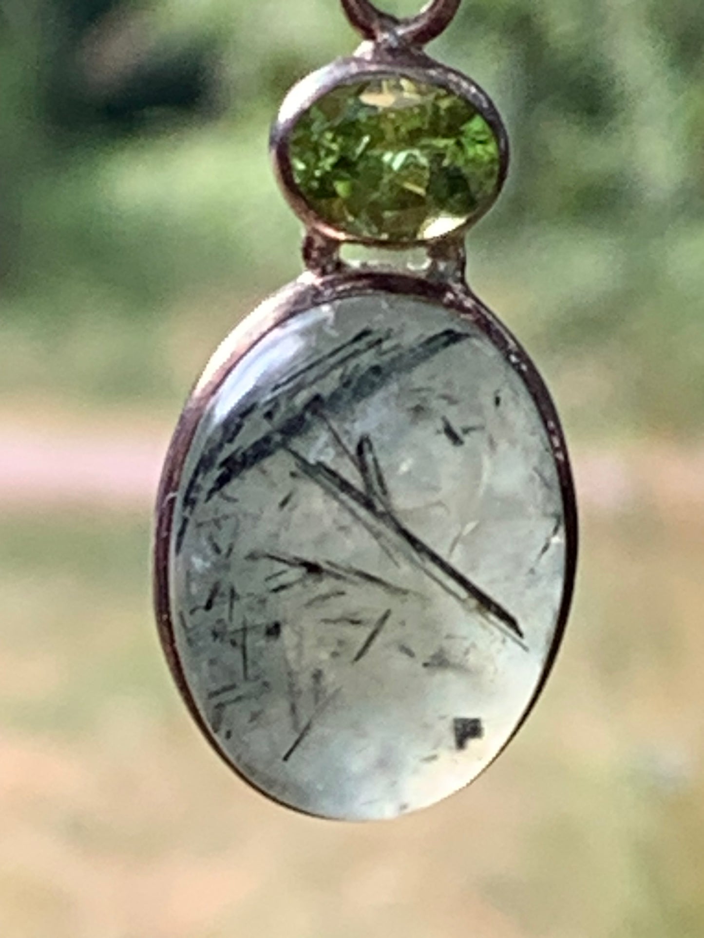 Prehnite avec Péridot, pendentif sertis Argent unique, de 42mm x17 x10. Parfait en collection, bijouterie, exposition...