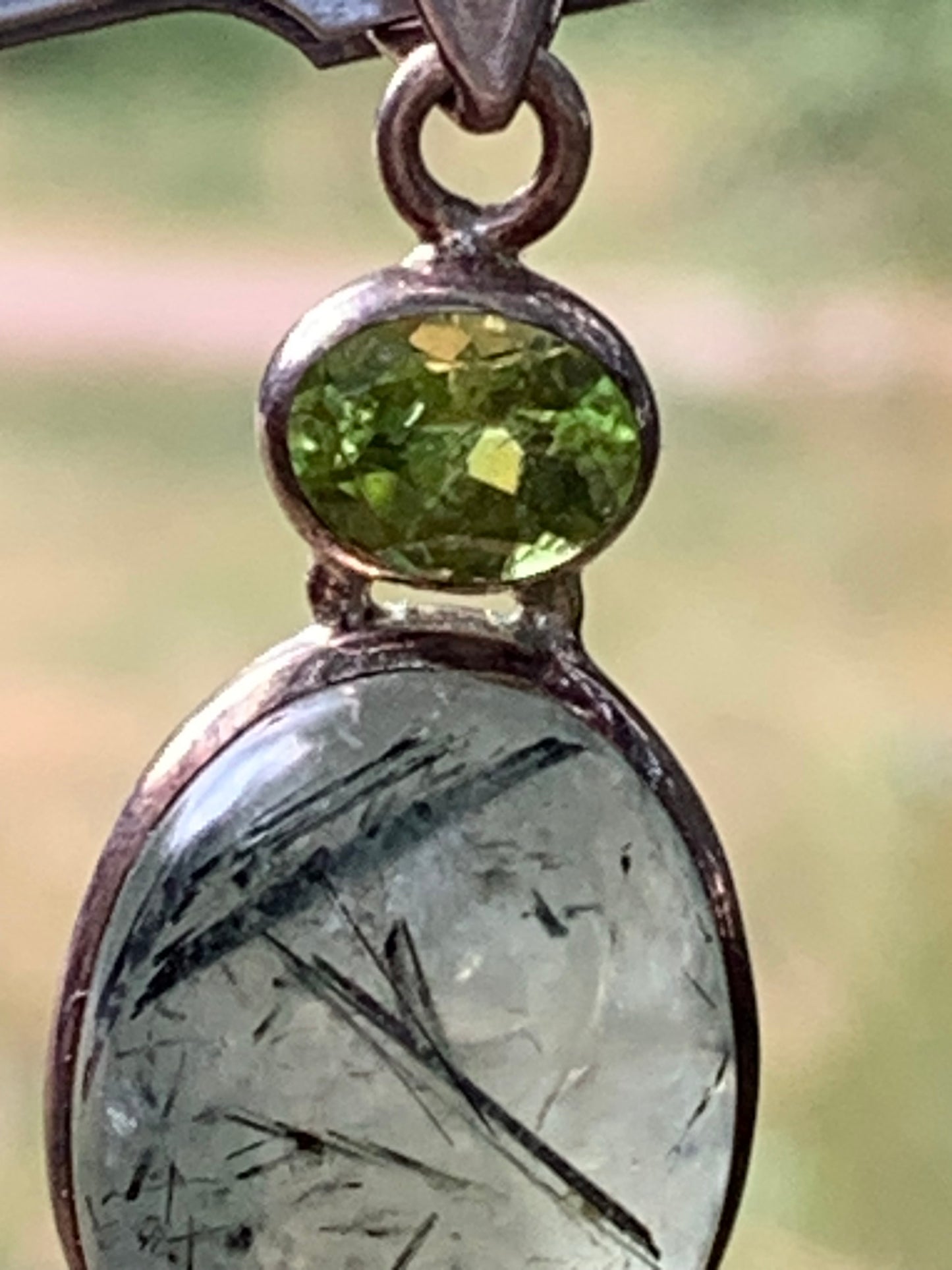 Prehnite avec Péridot, pendentif sertis Argent unique, de 42mm x17 x10. Parfait en collection, bijouterie, exposition...