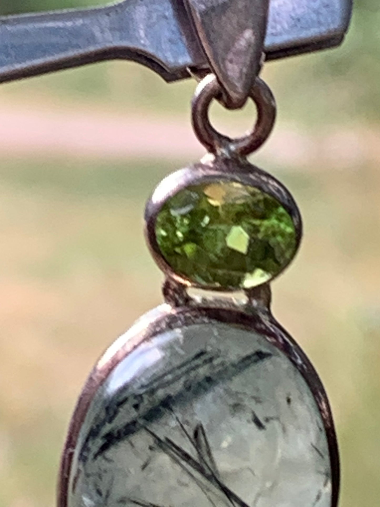 Prehnite avec Péridot, pendentif sertis Argent unique, de 42mm x17 x10. Parfait en collection, bijouterie, exposition...
