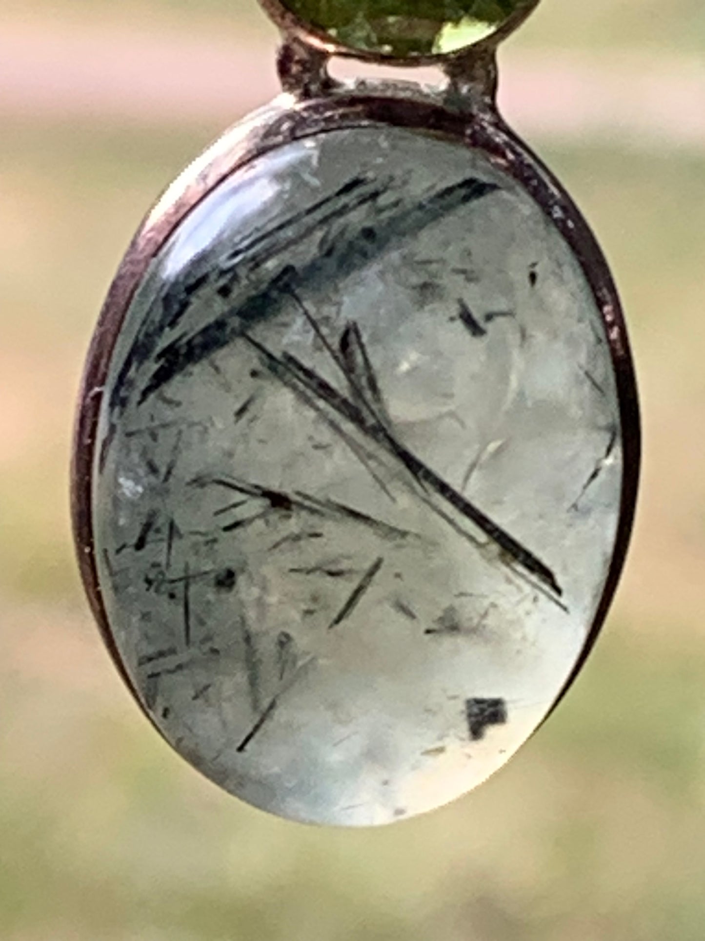 Prehnite avec Péridot, pendentif sertis Argent unique, de 42mm x17 x10. Parfait en collection, bijouterie, exposition...