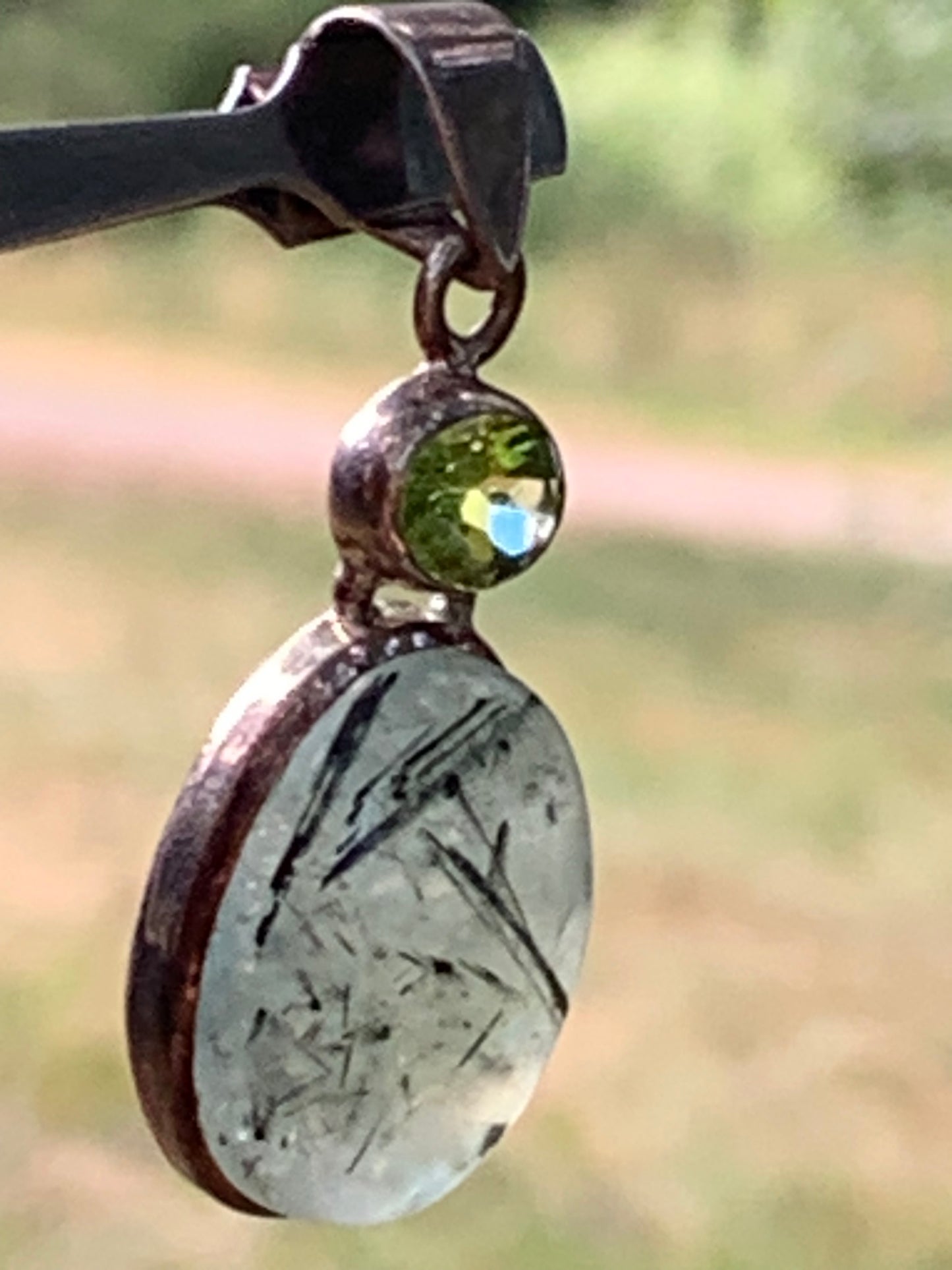 Prehnite avec Péridot, pendentif sertis Argent unique, de 42mm x17 x10. Parfait en collection, bijouterie, exposition...