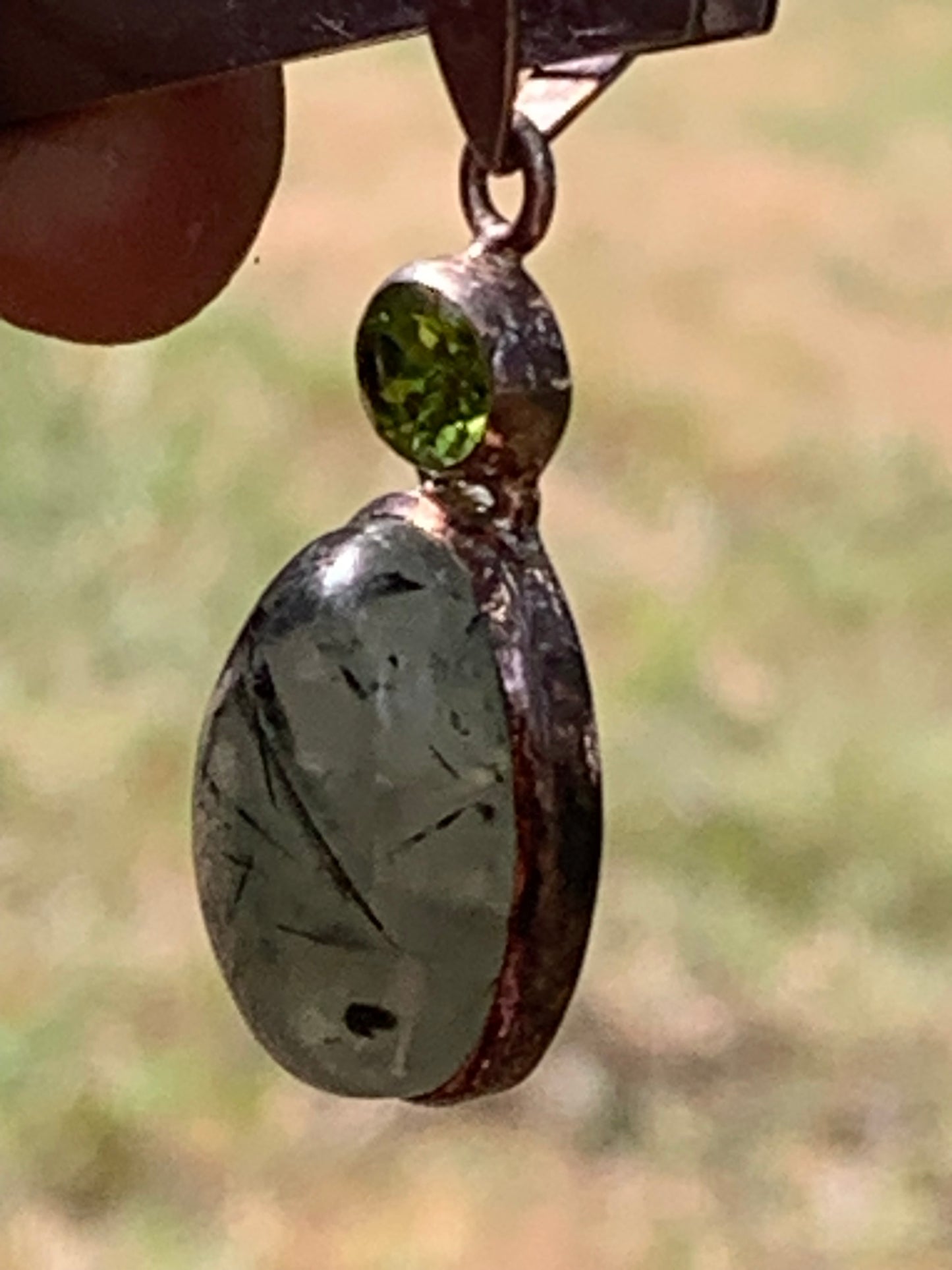 Prehnite avec Péridot, pendentif sertis Argent unique, de 42mm x17 x10. Parfait en collection, bijouterie, exposition...