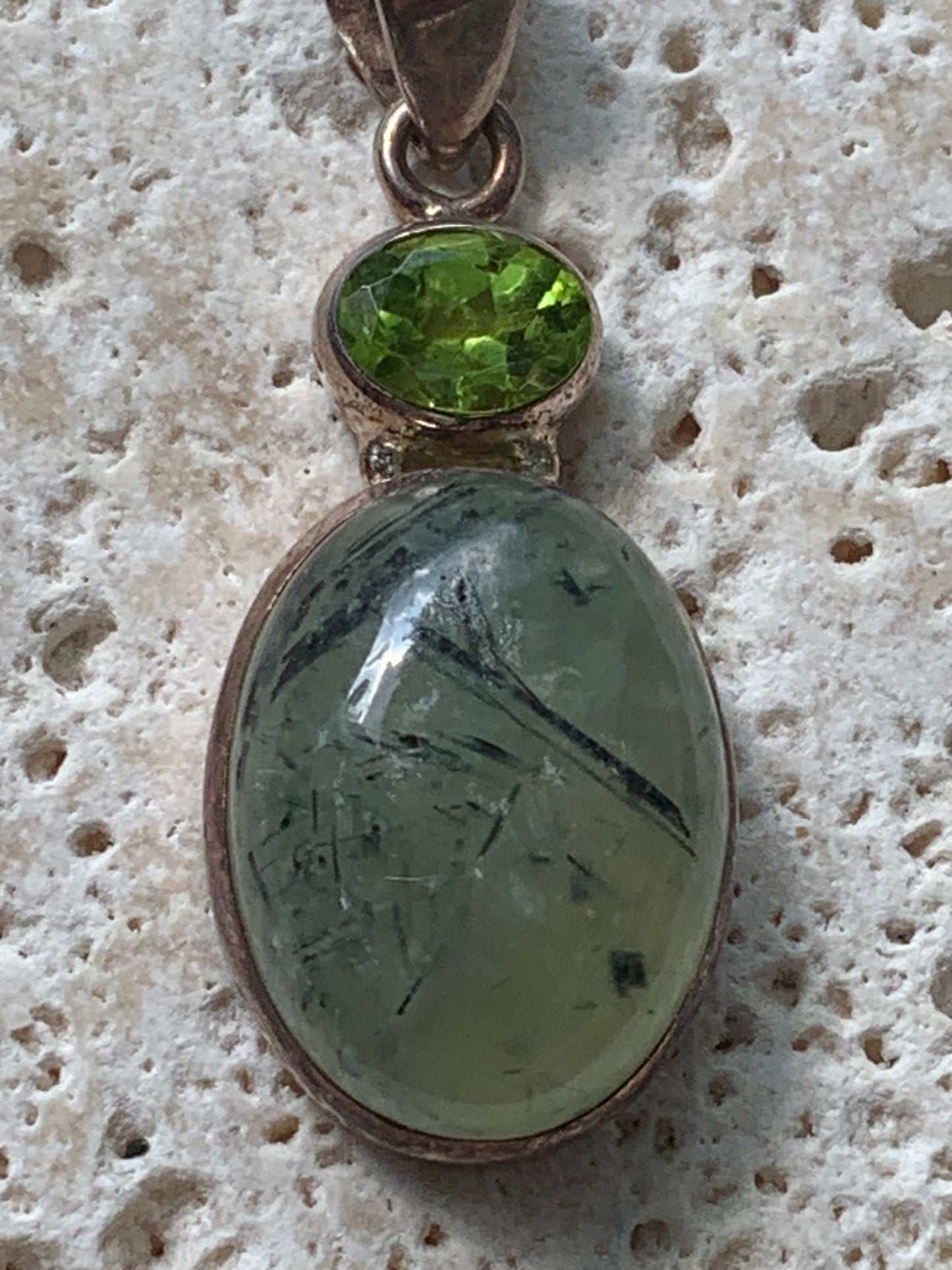 Prehnite avec Péridot, pendentif sertis Argent unique, de 42mm x17 x10. Parfait en collection, bijouterie, exposition...
