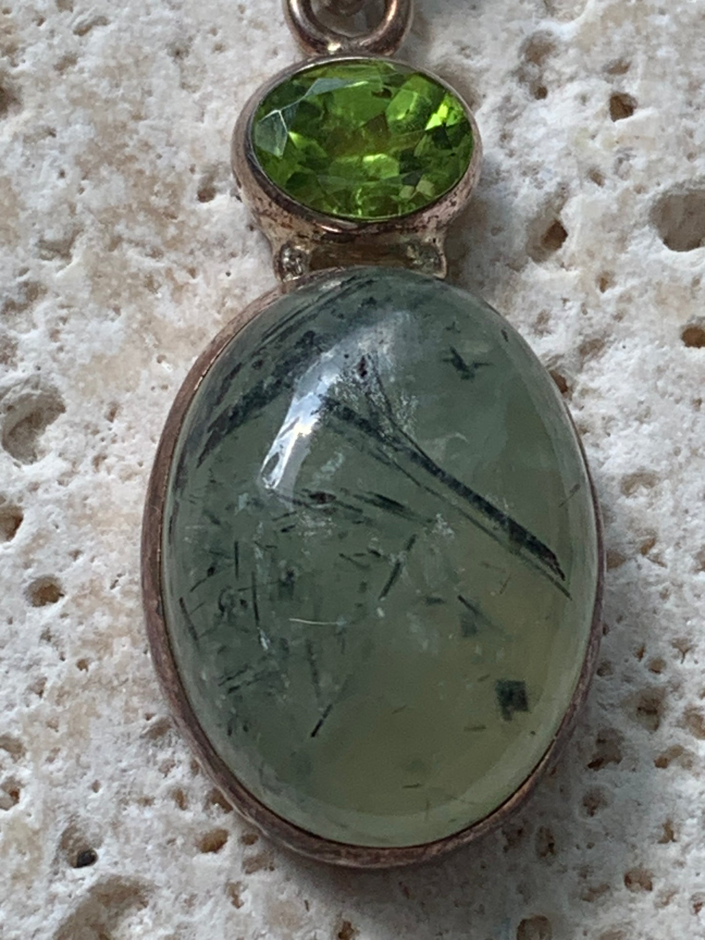 Prehnite avec Péridot, pendentif sertis Argent unique, de 42mm x17 x10. Parfait en collection, bijouterie, exposition...