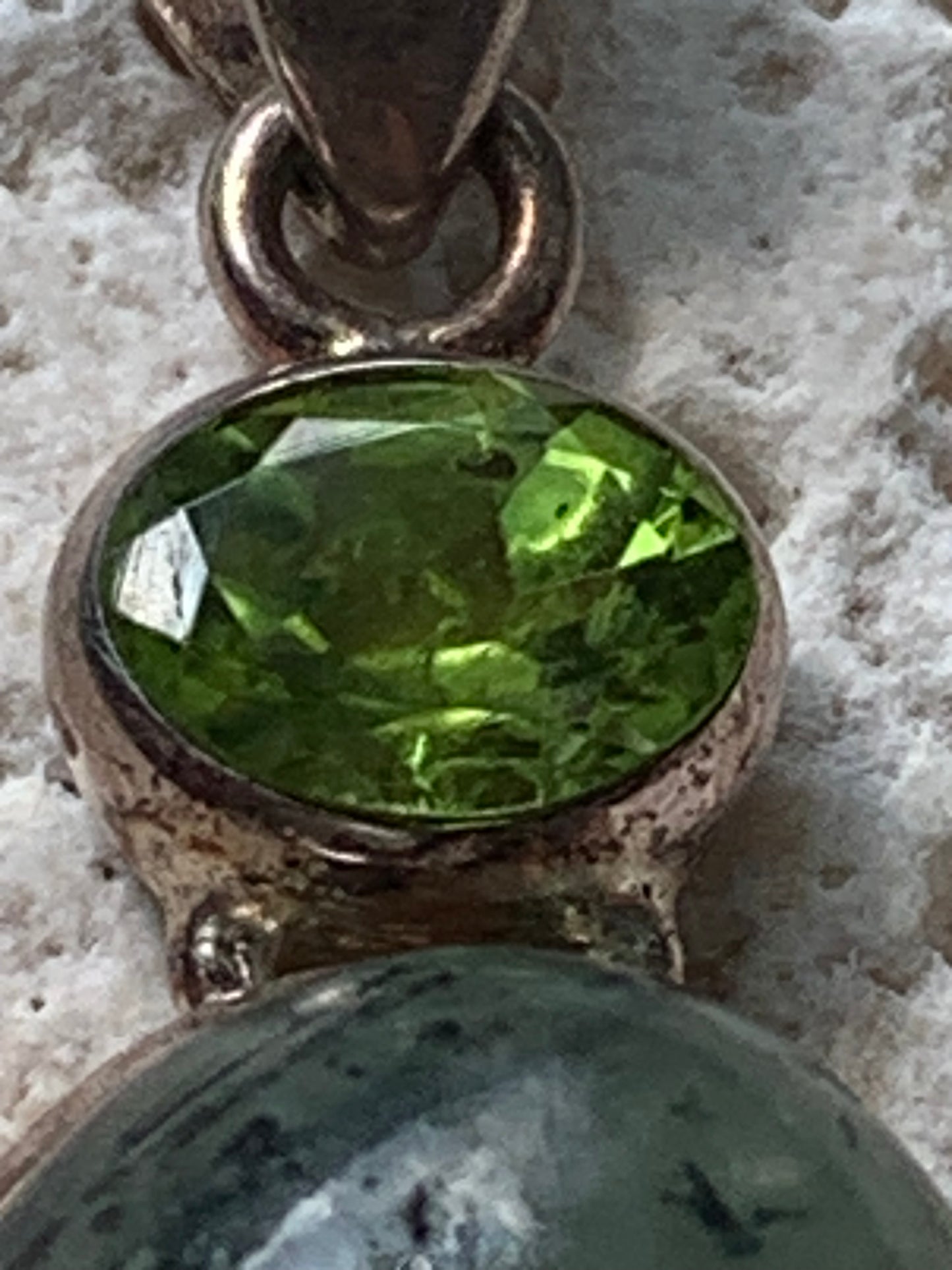 Prehnite avec Péridot, pendentif sertis Argent unique, de 42mm x17 x10. Parfait en collection, bijouterie, exposition...