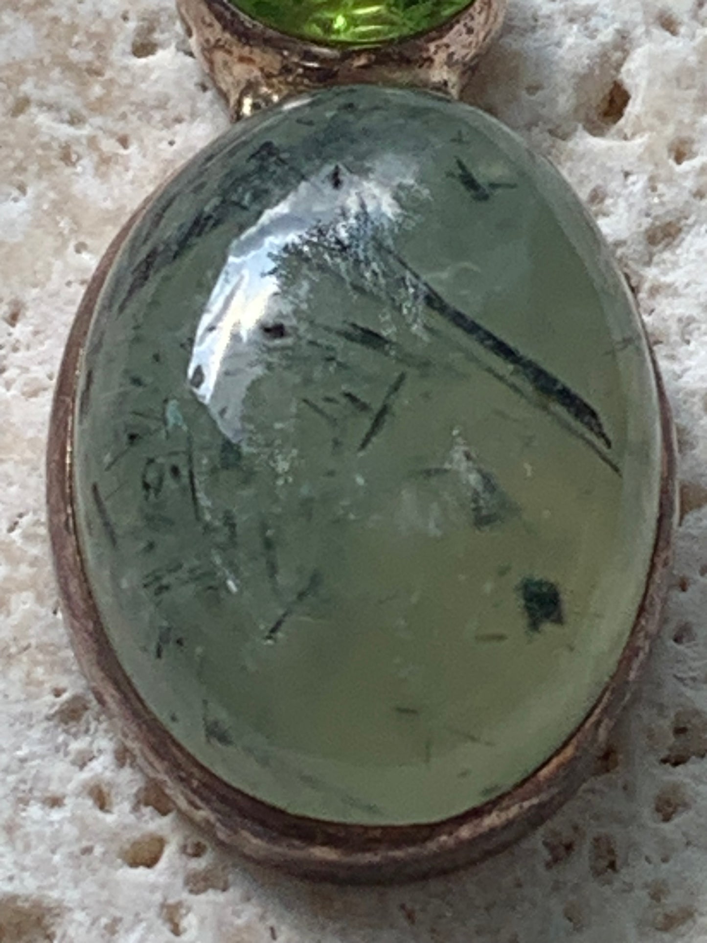 Prehnite avec Péridot, pendentif sertis Argent unique, de 42mm x17 x10. Parfait en collection, bijouterie, exposition...