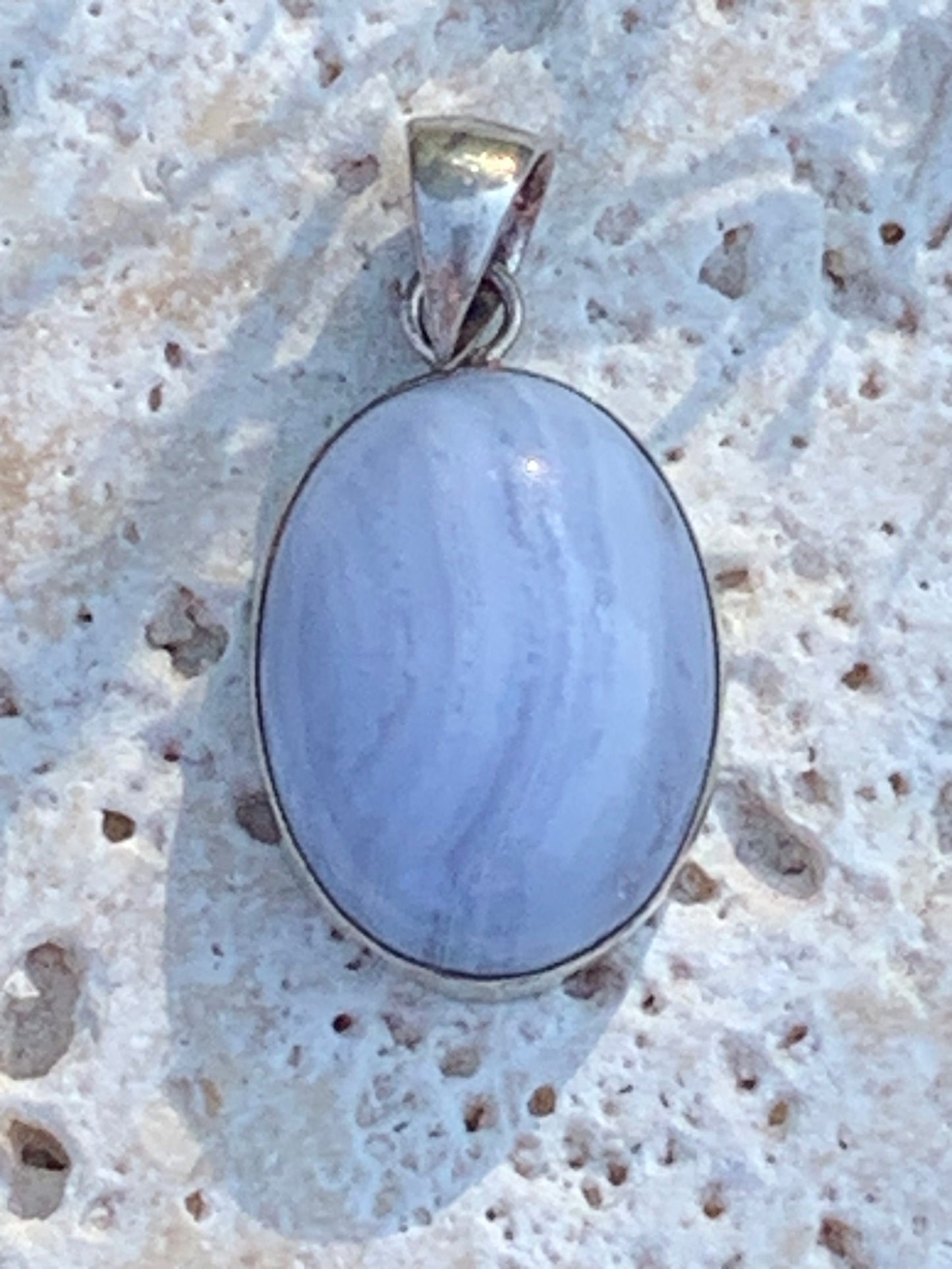 Agate Calcédoine Bleue, pendentif en Argent de 30millimètres de hauteur x 16 x 10. Vendu avec cordon noir réglable offert !