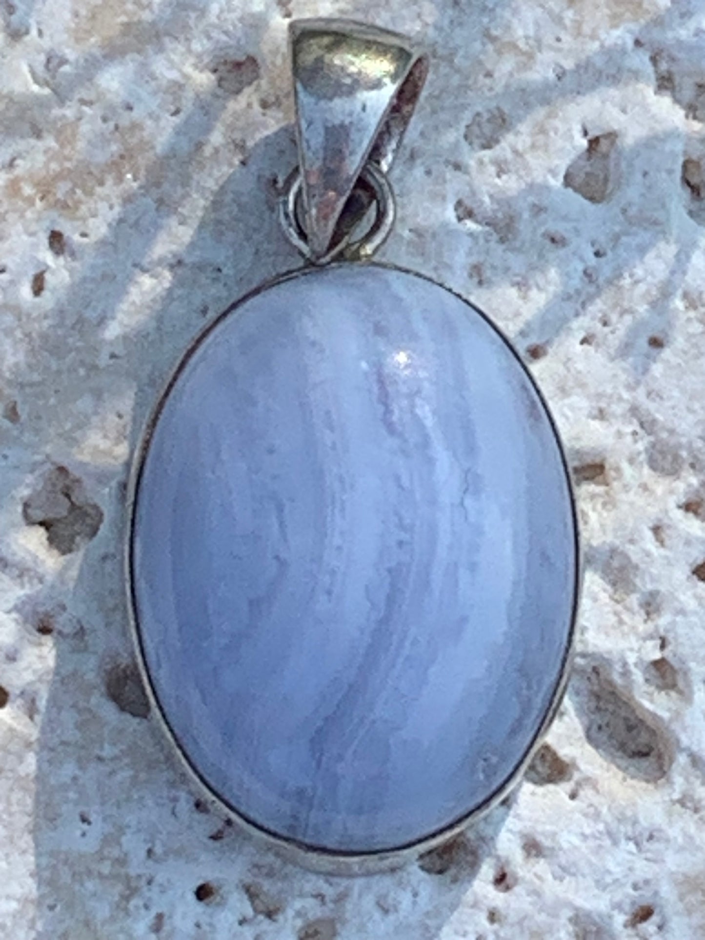 Agate Calcédoine Bleue, pendentif en Argent de 30millimètres de hauteur x 16 x 10. Vendu avec cordon noir réglable offert !