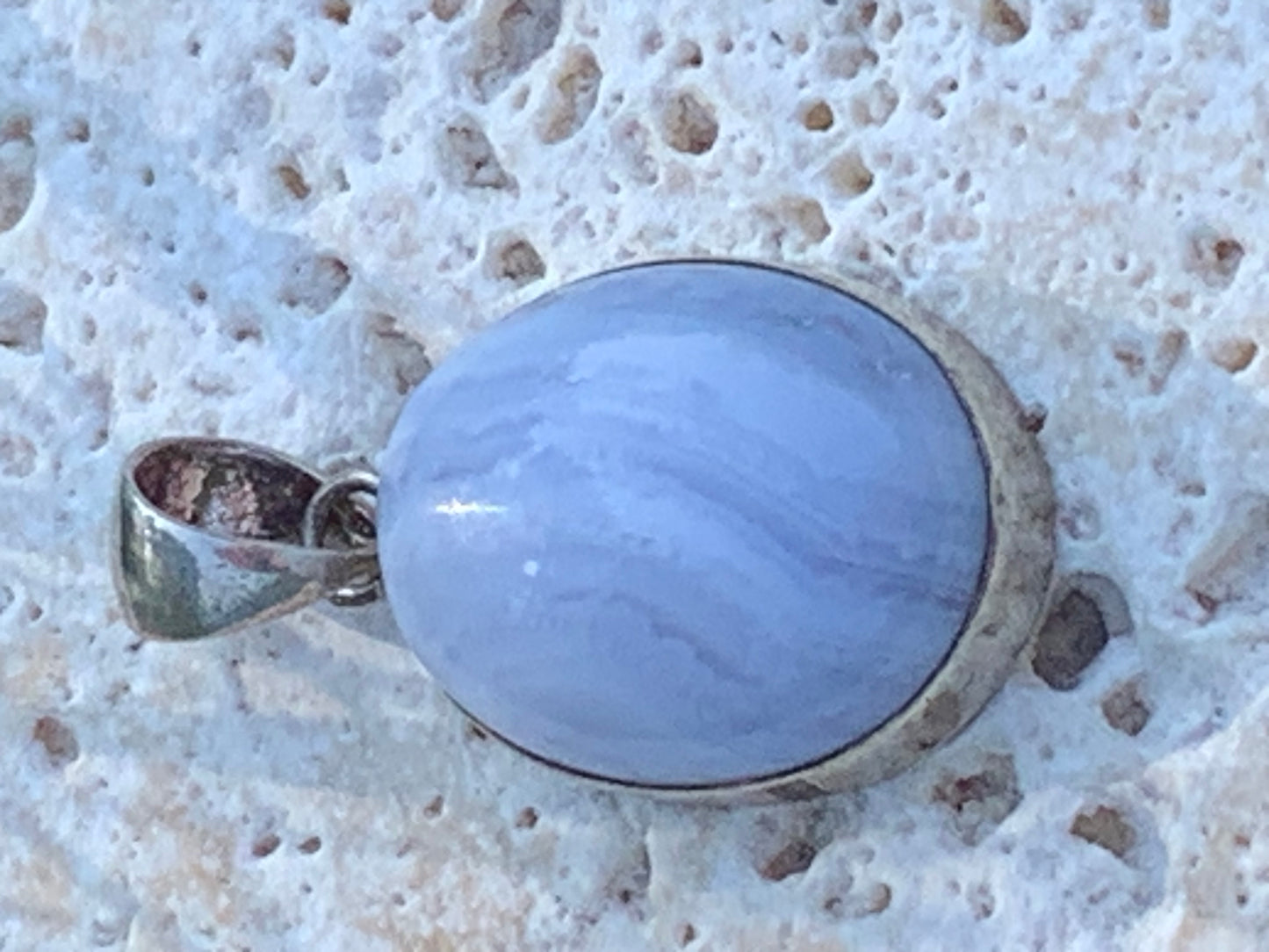 Agate Calcédoine Bleue, pendentif en Argent de 30millimètres de hauteur x 16 x 10. Vendu avec cordon noir réglable offert !