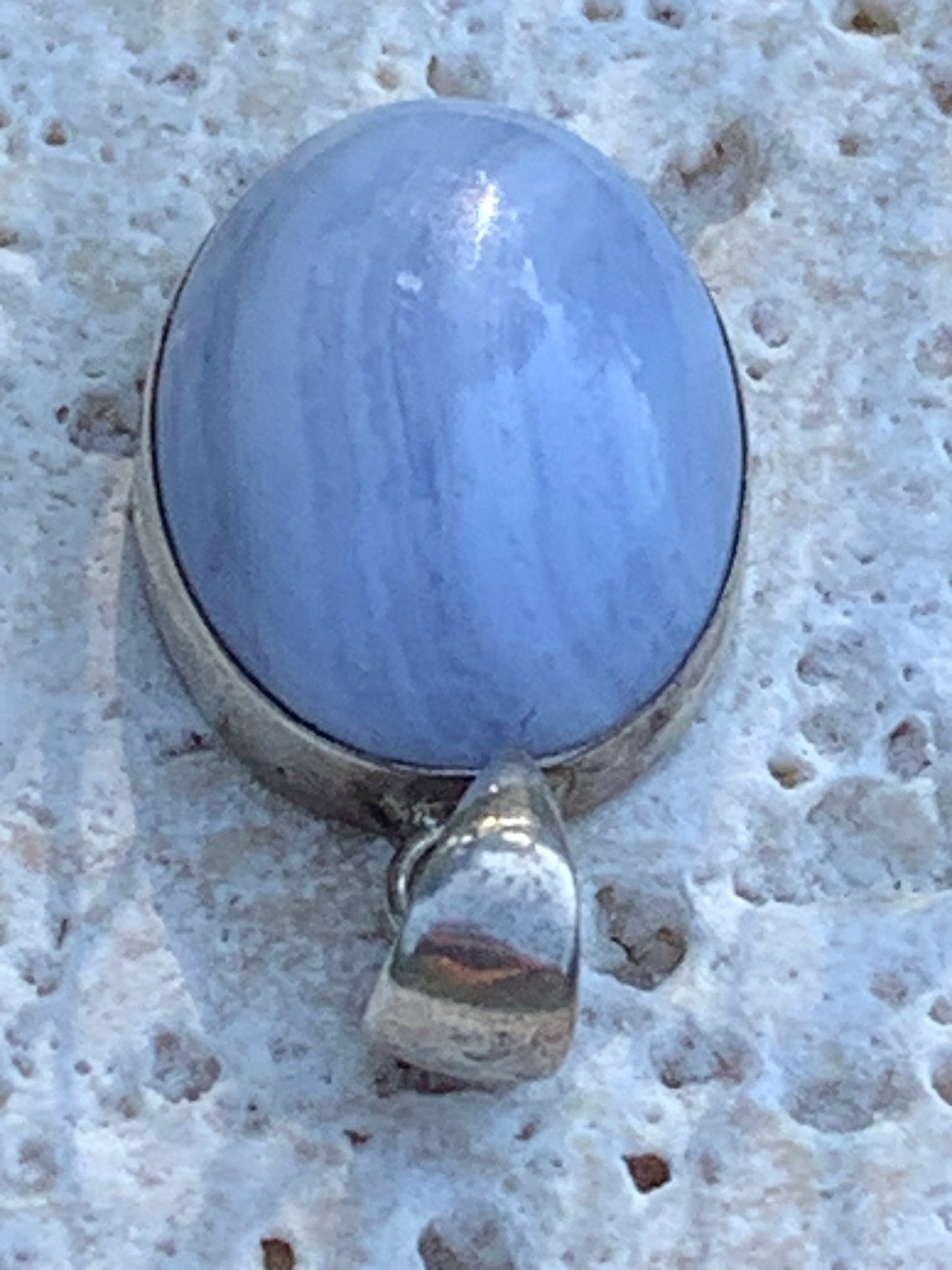 Agate Calcédoine Bleue, pendentif en Argent de 30millimètres de hauteur x 16 x 10. Vendu avec cordon noir réglable offert !