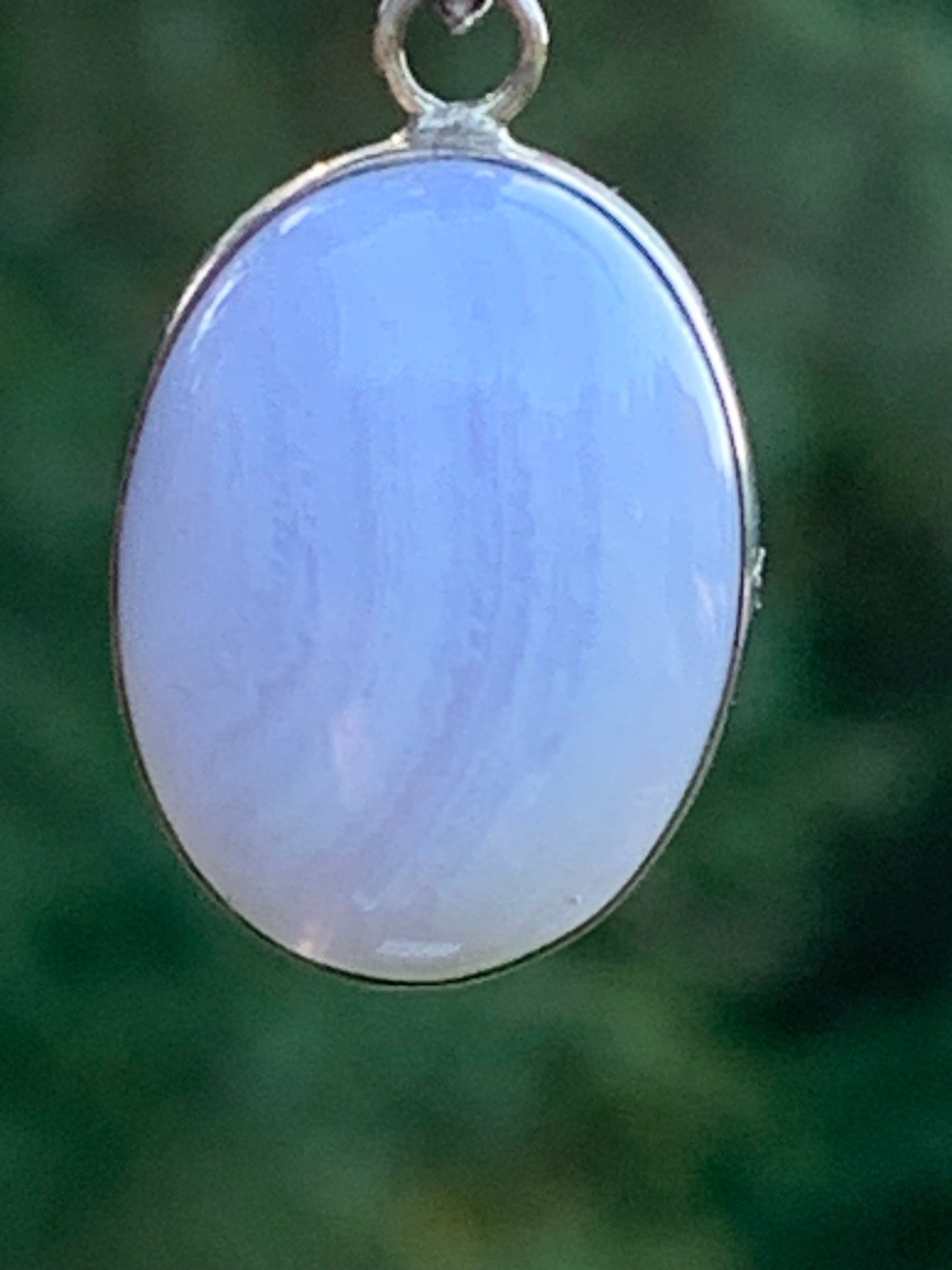 Agate Calcédoine Bleue, pendentif en Argent de 30millimètres de hauteur x 16 x 10. Vendu avec cordon noir réglable offert !