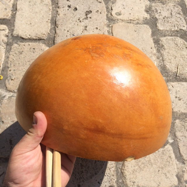 TAMBOUR A EAU/ WATER DRUM, fait au Ghana, de 30, 40 ou 50 cm de Ø x 17 à 20 centimètres de hauteur, vendu avec 2 baguettes et housse en tissus. Magnifiques sonorités dans les basses et medium !!!