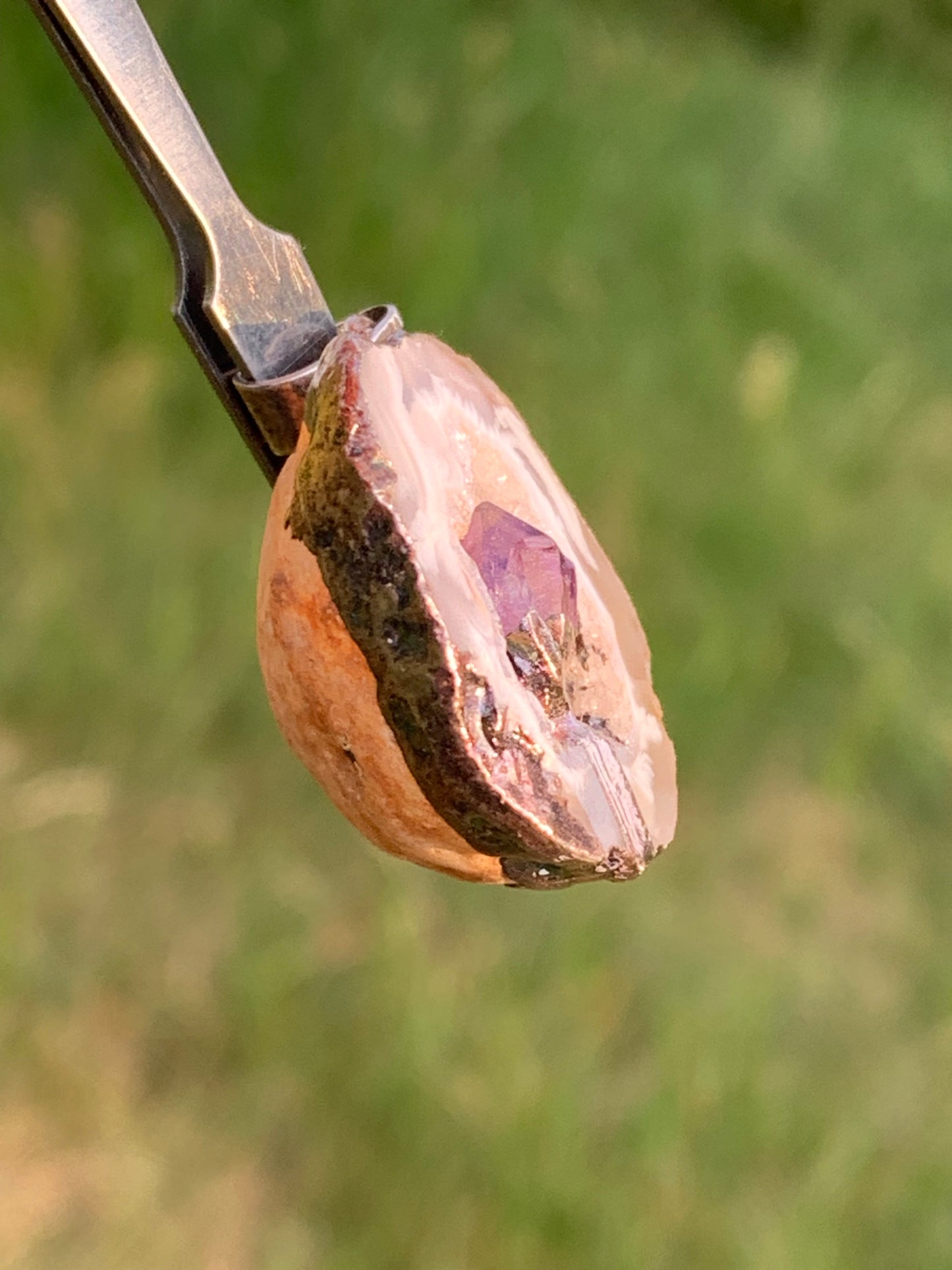 Améthyste et Agate, pendentif 'mini-géode' dit 'geodinhos', de 35mm de hauteur x 23 x 15. Vendu avec cordon noir réglable offert !