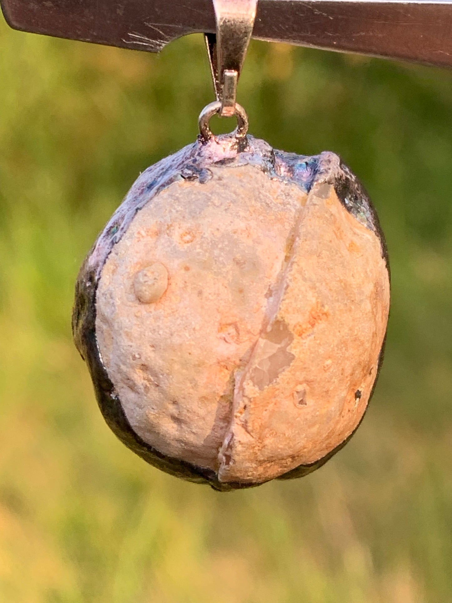 Améthyste et Agate, pendentif 'mini-géode' dit 'geodinhos', de 35mm de hauteur x 23 x 15. Vendu avec cordon noir réglable offert !