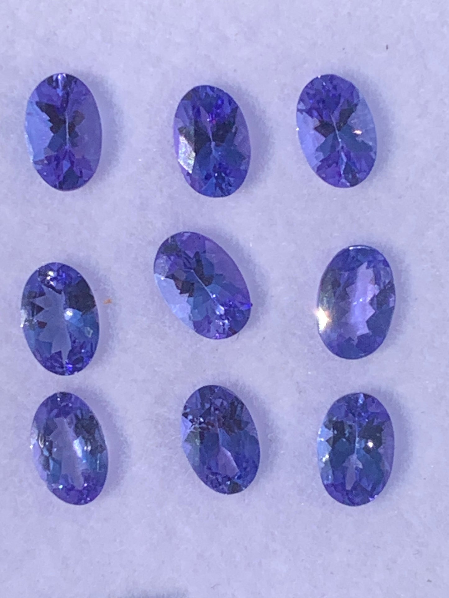 Tanzanite, superbes gemmes de 5mm x 4 x2 - 0,50 carat en moyenne. Vente à l'unité ou lot. Parfait en bijouterie, collection ,exposition...