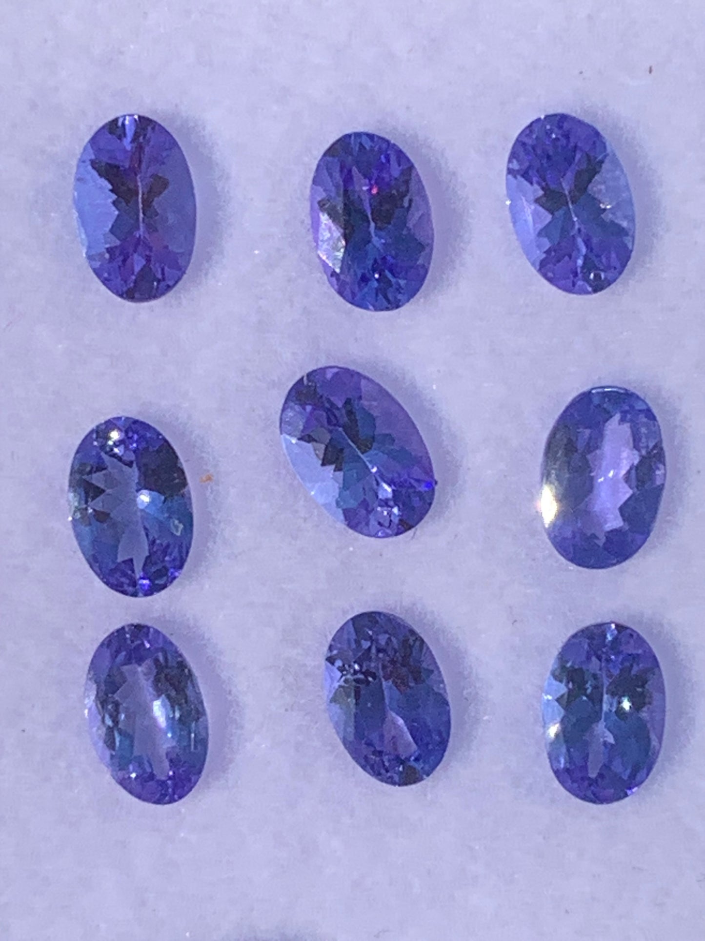 Tanzanite, superbes gemmes de 5mm x 4 x2 - 0,50 carat en moyenne. Vente à l'unité ou lot. Parfait en bijouterie, collection ,exposition...