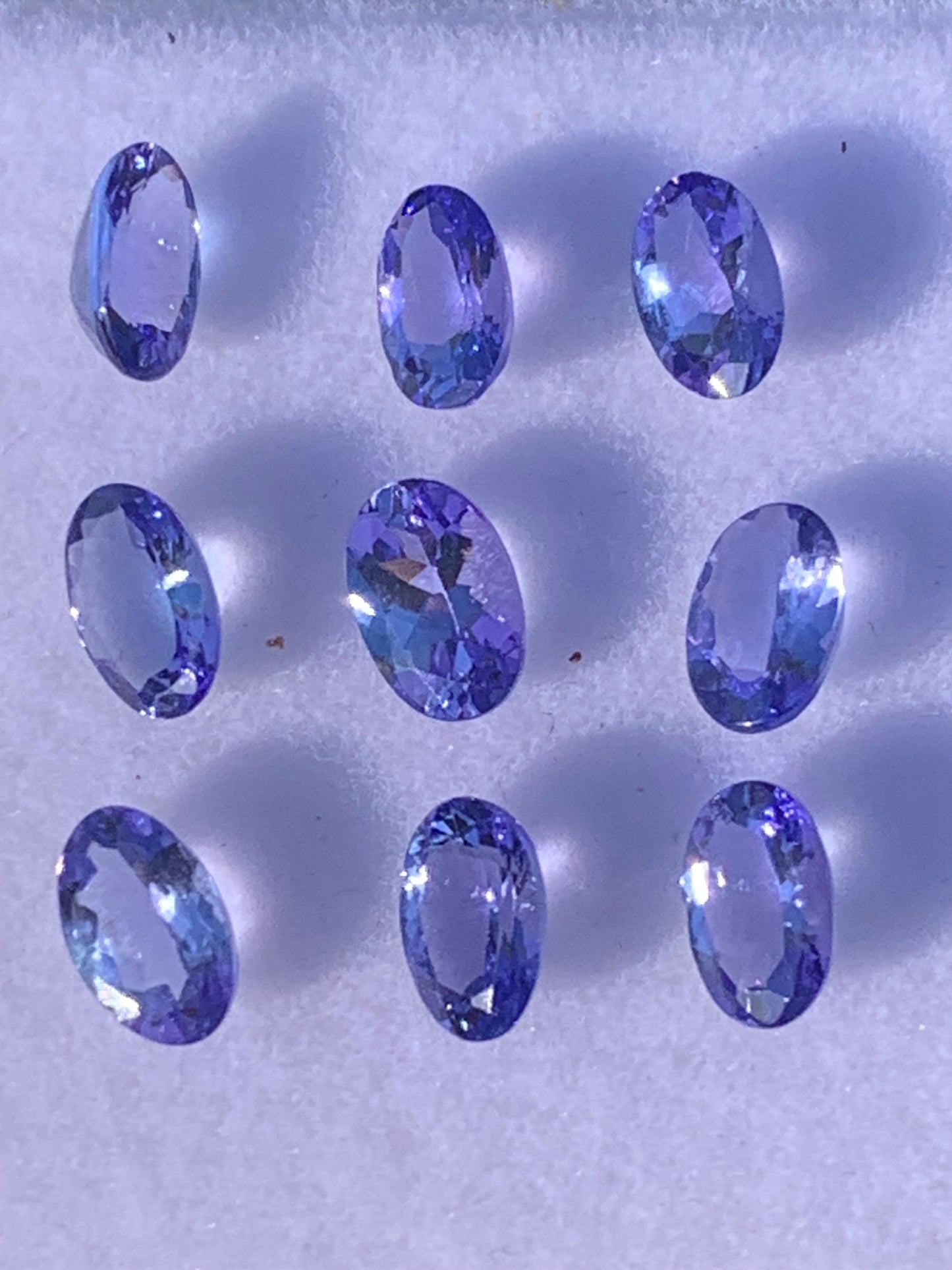 Tanzanite, superbes gemmes de 5mm x 4 x2 - 0,50 carat en moyenne. Vente à l'unité ou lot. Parfait en bijouterie, collection ,exposition...
