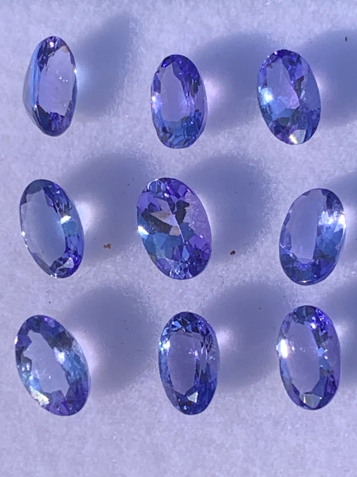 Tanzanite, superbes gemmes de 5mm x 4 x2 - 0,50 carat en moyenne. Vente à l'unité ou lot. Parfait en bijouterie, collection ,exposition...