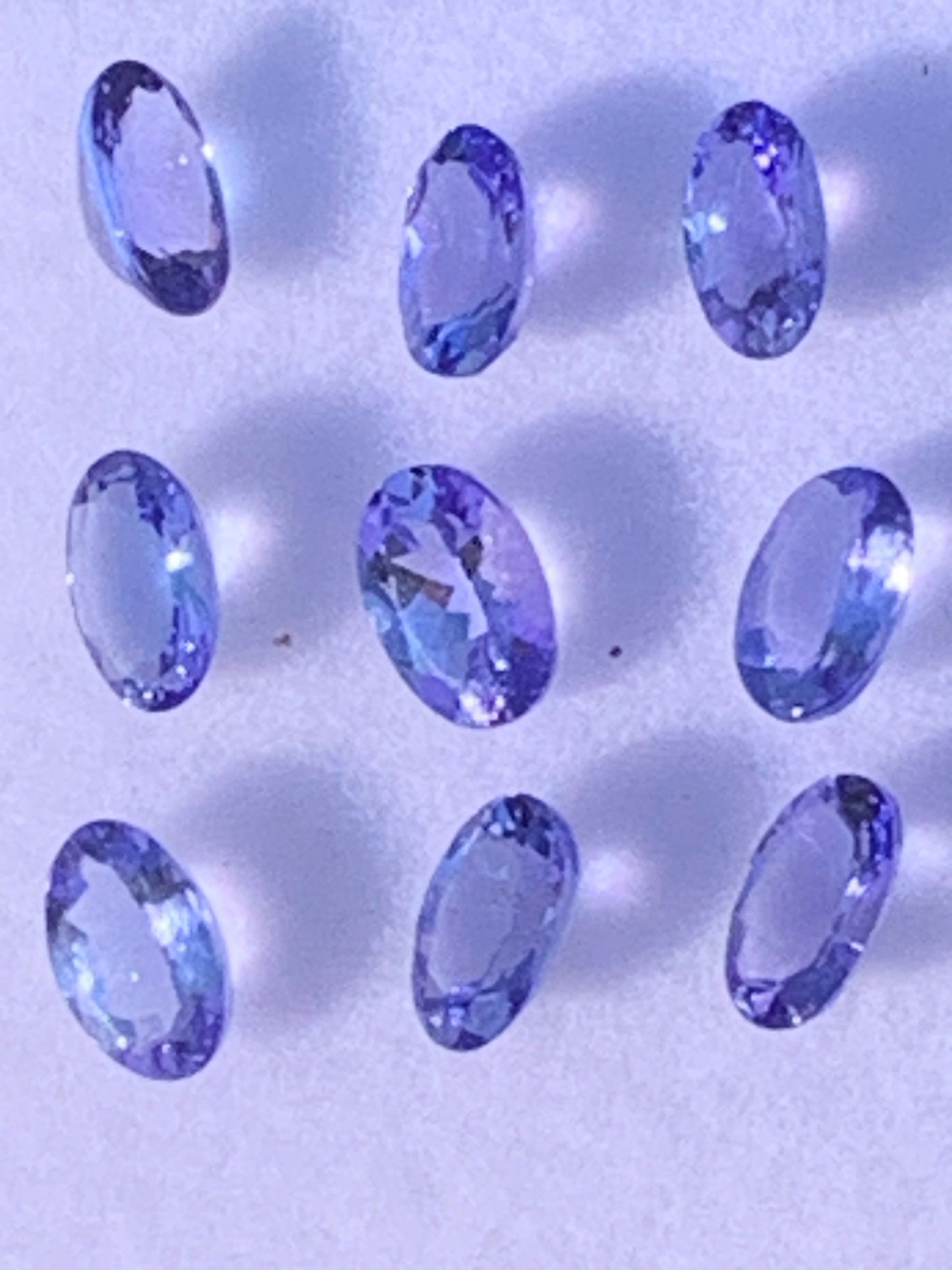 Tanzanite, superbes gemmes de 5mm x 4 x2 - 0,50 carat en moyenne. Vente à l'unité ou lot. Parfait en bijouterie, collection ,exposition...