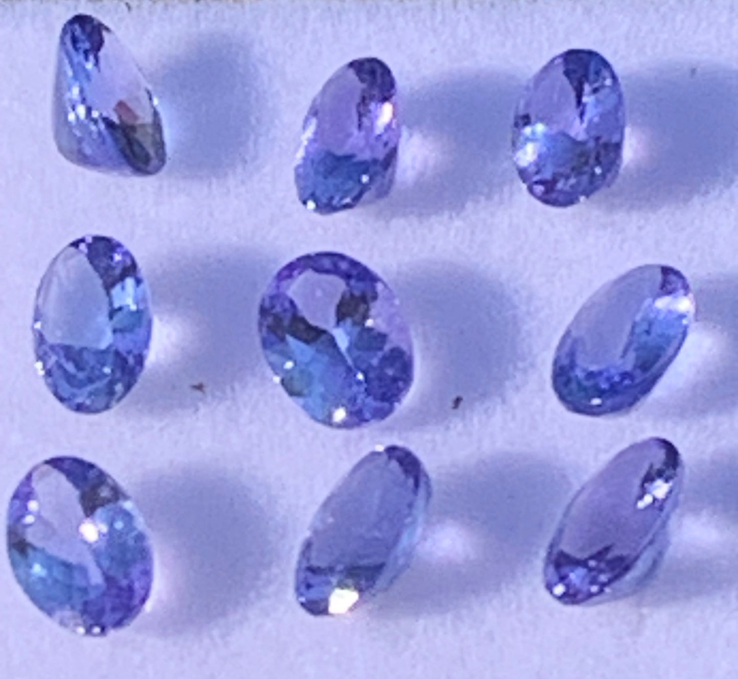 Tanzanite, superbes gemmes de 5mm x 4 x2 - 0,50 carat en moyenne. Vente à l'unité ou lot. Parfait en bijouterie, collection ,exposition...