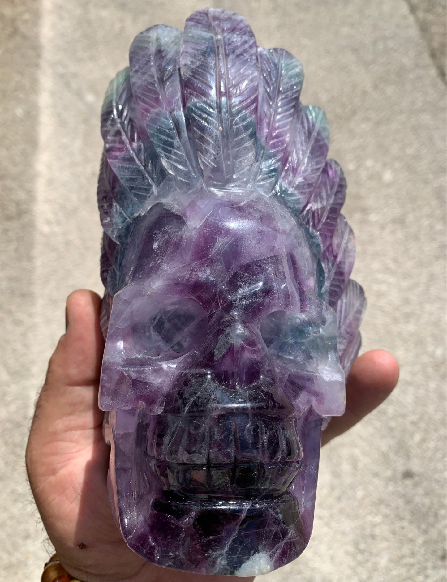 Crâne en Fluorite multicolore fait main, de 18cm x 10 x 9 / 1450 grammes. Belle qualité, de belles finitions, magnifique pièce !