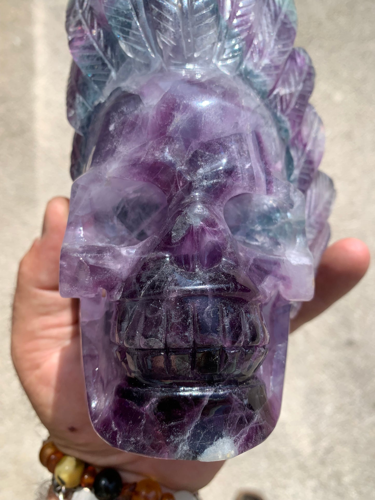 Crâne en Fluorite multicolore fait main, de 18cm x 10 x 9 / 1450 grammes. Belle qualité, de belles finitions, magnifique pièce !
