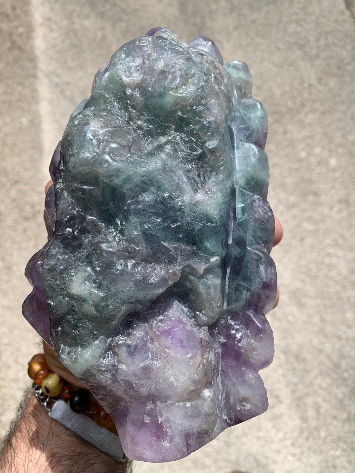 Crâne en Fluorite multicolore fait main, de 18cm x 10 x 9 / 1450 grammes. Belle qualité, de belles finitions, magnifique pièce !