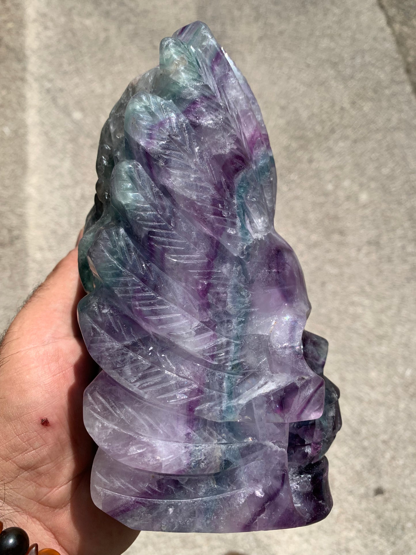 Crâne en Fluorite multicolore fait main, de 18cm x 10 x 9 / 1450 grammes. Belle qualité, de belles finitions, magnifique pièce !
