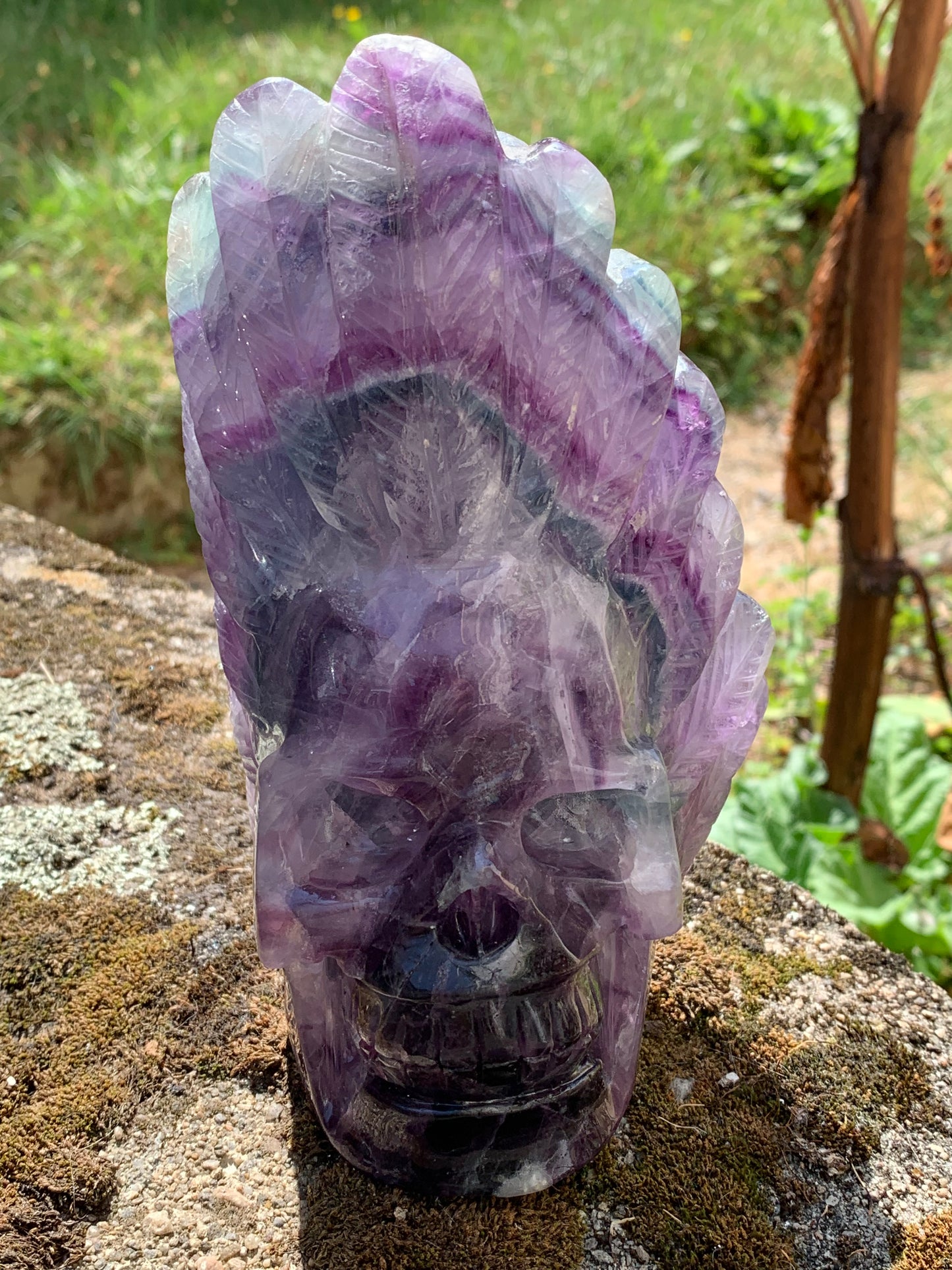 Crâne en Fluorite multicolore fait main, de 18cm x 10 x 9 / 1450 grammes. Belle qualité, de belles finitions, magnifique pièce !