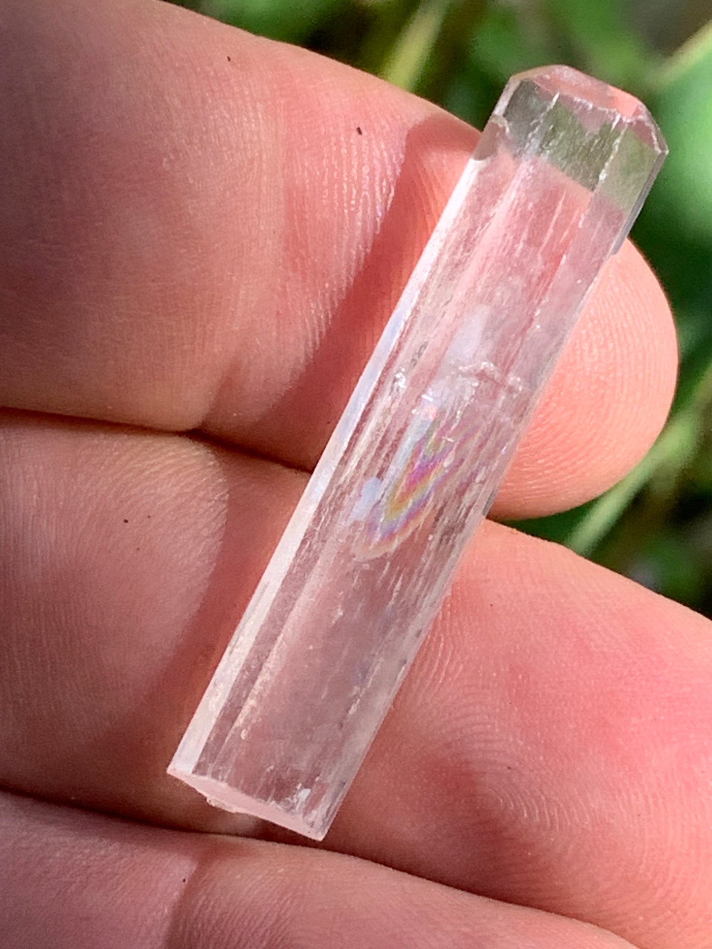 Kunzite, spècimen de 40mm x10 x 8 - 6 grammes. Parfait pour la bijouterie, collection, exposition...