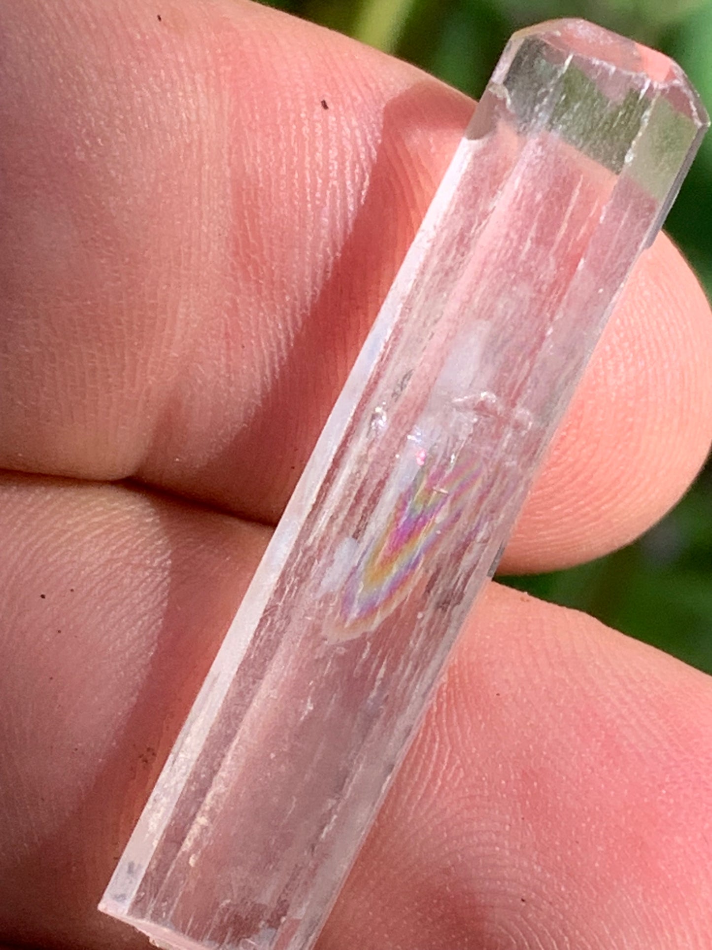 Kunzite, spècimen de 40mm x10 x 8 - 6 grammes. Parfait pour la bijouterie, collection, exposition...