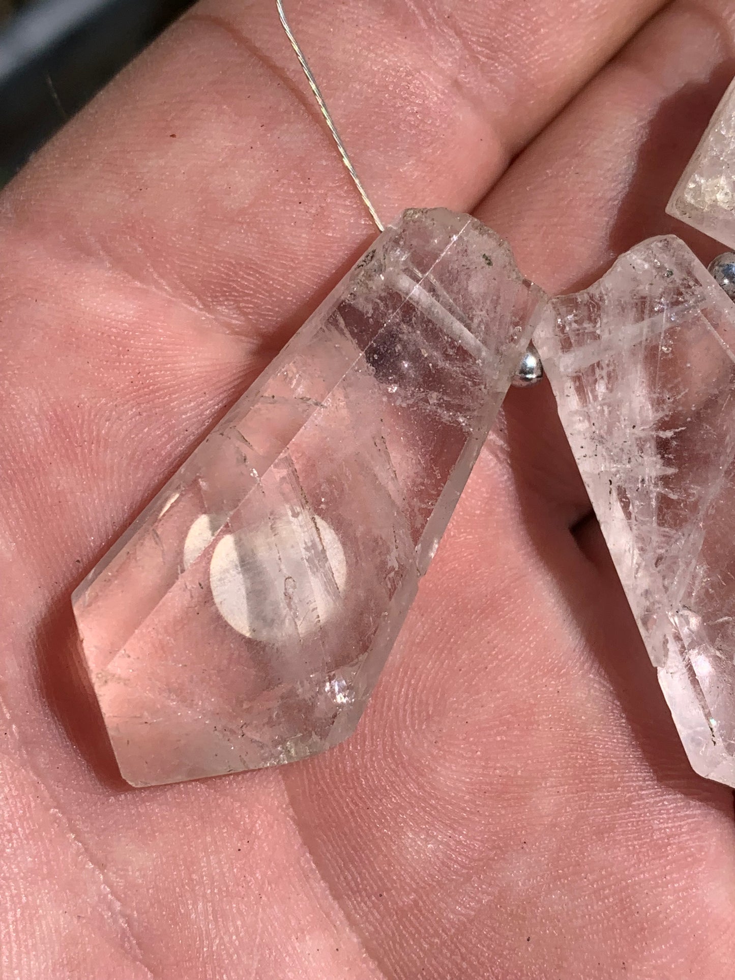 Morganite/ Beryl/ Emeraude rose, cristaux percés de 40mm x19 x8 et 8 grammes par pièce environ. Parfait en bijouterie, collection ,exposition...