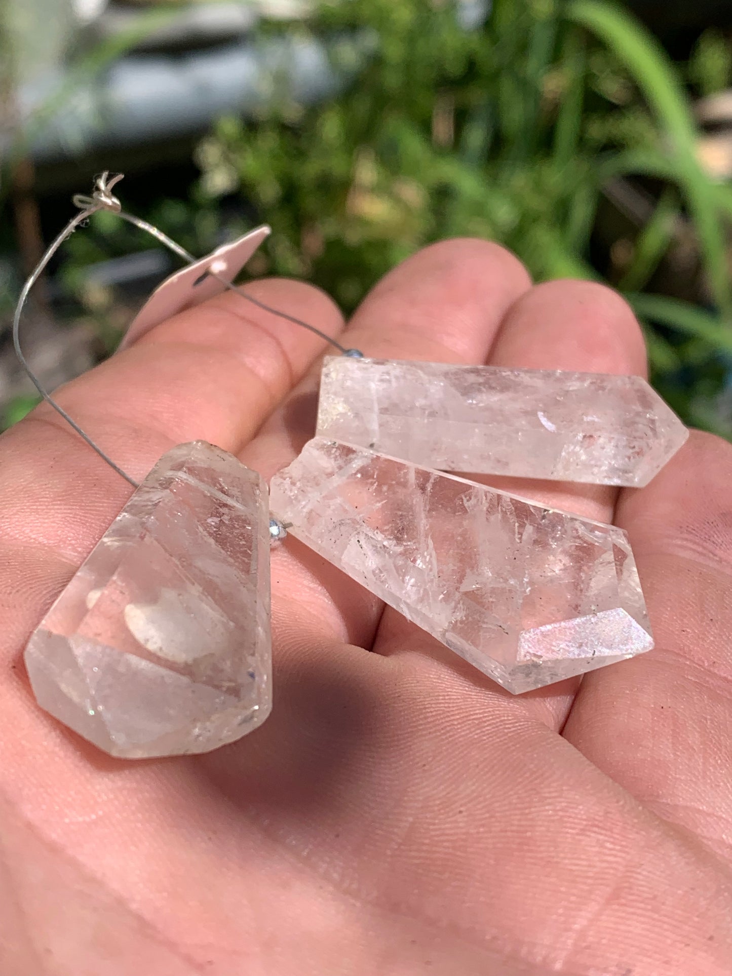 Morganite/ Beryl/ Emeraude rose, cristaux percés de 40mm x19 x8 et 8 grammes par pièce environ. Parfait en bijouterie, collection ,exposition...