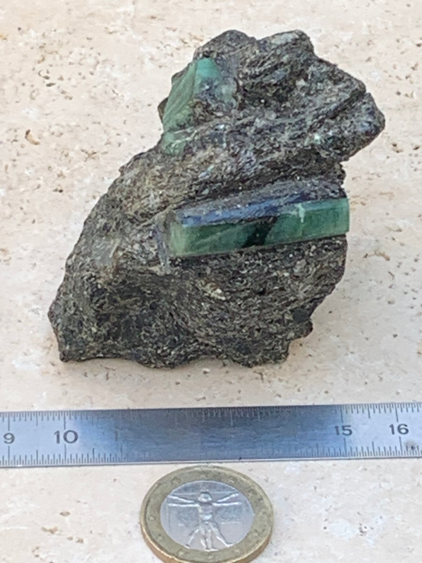 Émeraude, macle avec 2 belles pièces d'Emeraude de 75mm x 55 x 40 - 219 grammes. Parfait en collection, bijouterie, exposition...