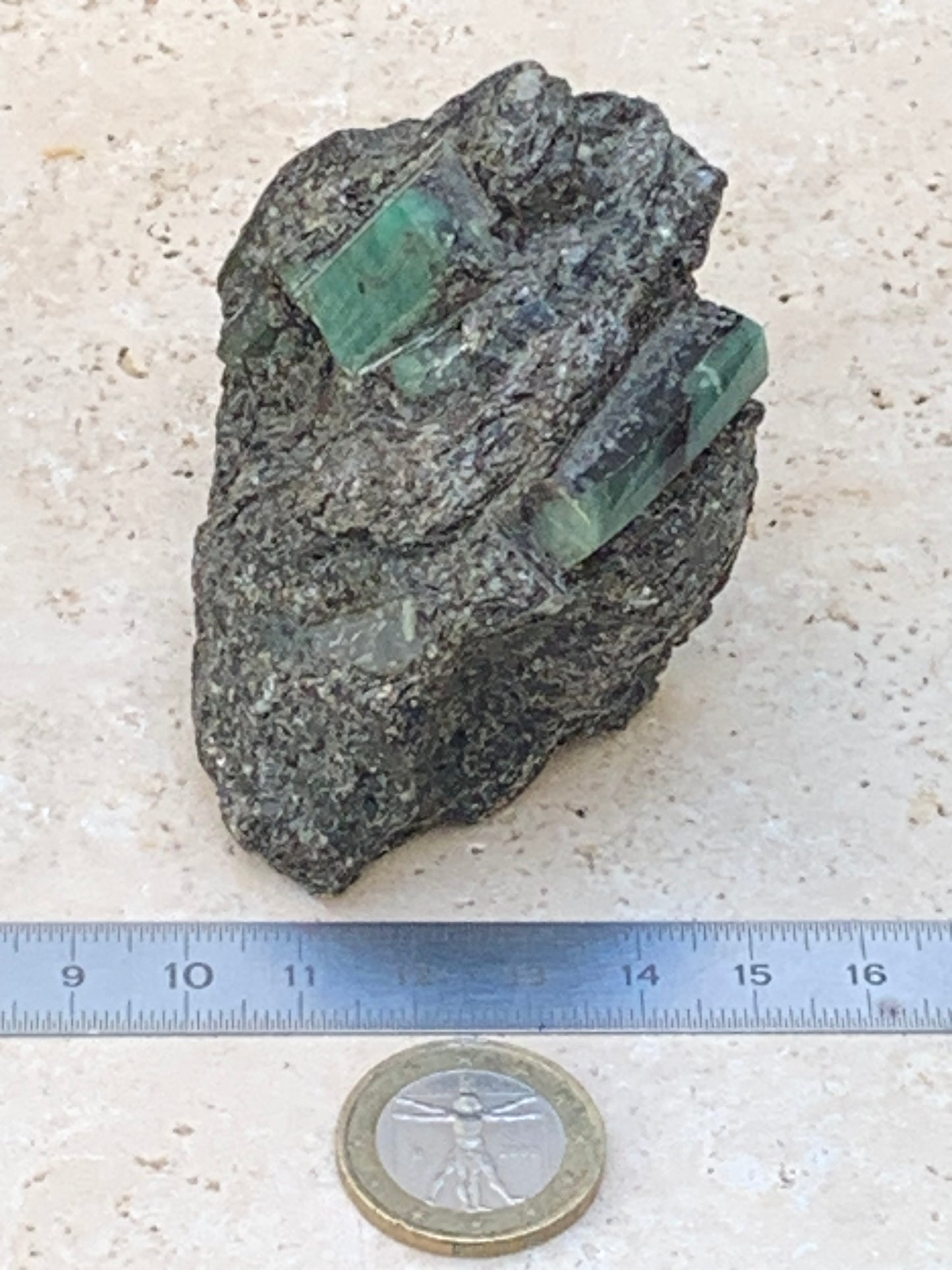 Émeraude, macle avec 2 belles pièces d'Emeraude de 75mm x 55 x 40 - 219 grammes. Parfait en collection, bijouterie, exposition...