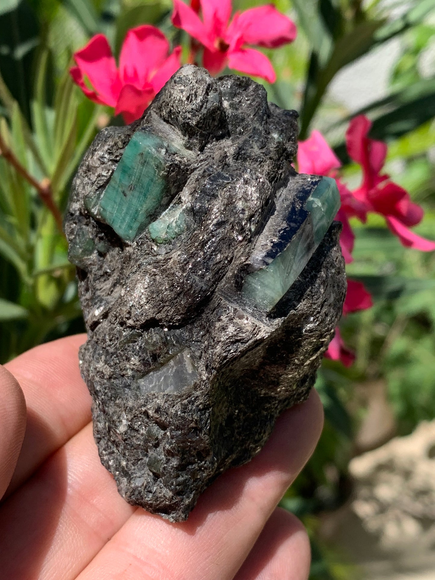 Émeraude, macle avec 2 belles pièces d'Emeraude de 75mm x 55 x 40 - 219 grammes. Parfait en collection, bijouterie, exposition...