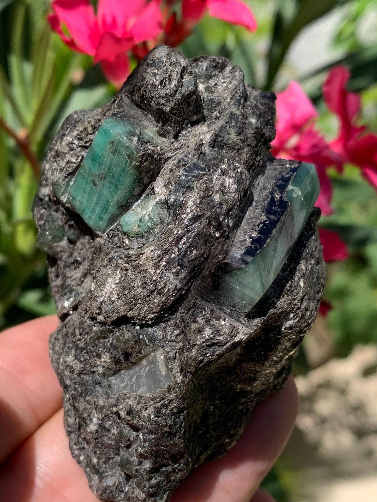 Émeraude, macle avec 2 belles pièces d'Emeraude de 75mm x 55 x 40 - 219 grammes. Parfait en collection, bijouterie, exposition...