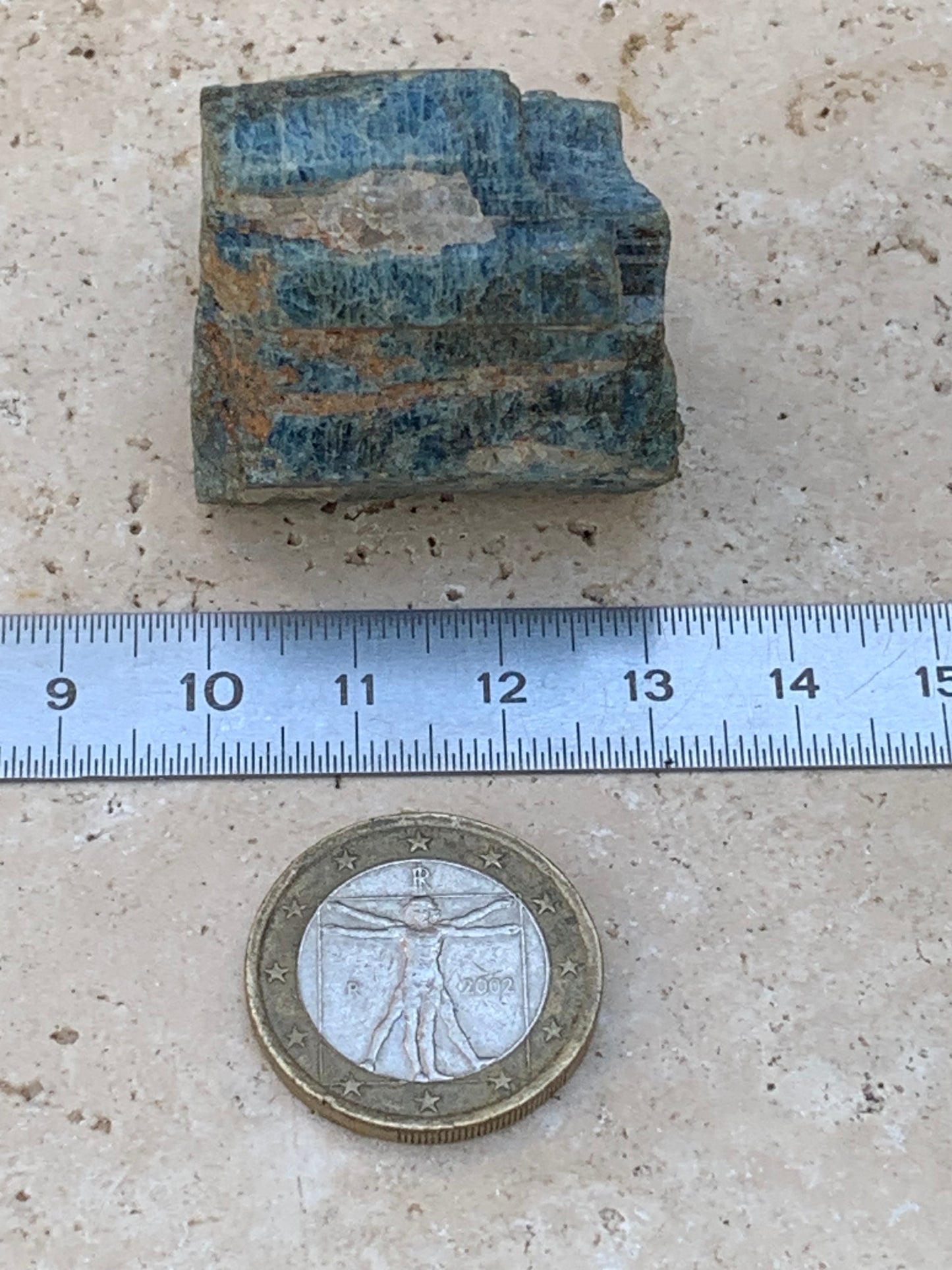 Béryl bleu, spécimen de 34mm x 32 x 30 - 49,3 grammes. Parfait en collection, exposition, lithothérapie...