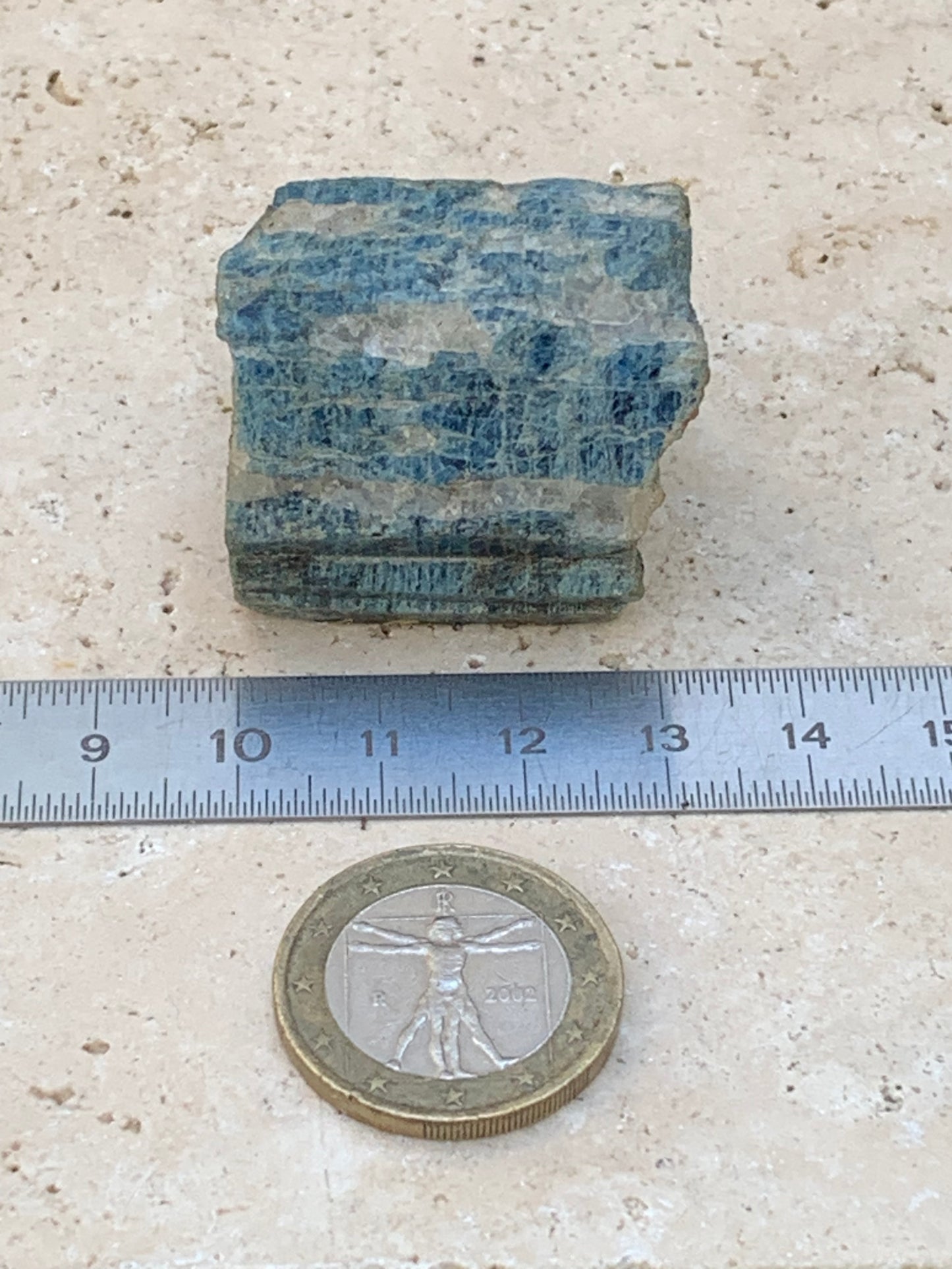 Béryl bleu, spécimen de 34mm x 32 x 30 - 49,3 grammes. Parfait en collection, exposition, lithothérapie...