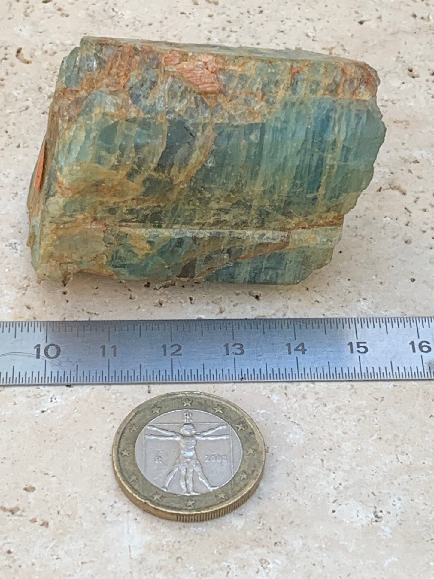 Béryl bleu, spécimen de 58mm x 37 x 33 - 104,4 grammes. Parfait en collection, exposition, lithothérapie...