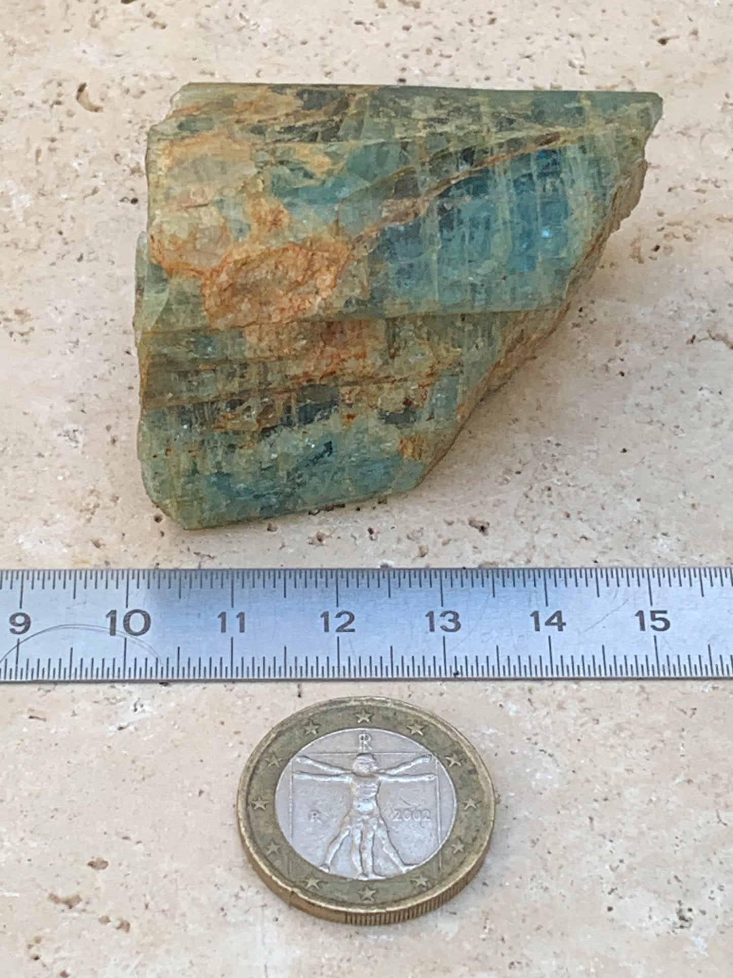 Béryl bleu, spécimen de 58mm x 37 x 33 - 104,4 grammes. Parfait en collection, exposition, lithothérapie...