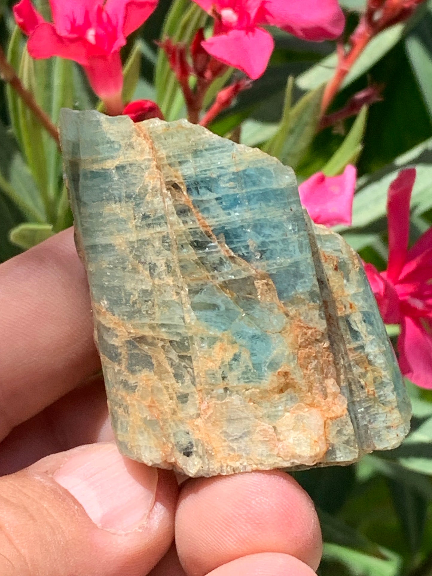 Béryl bleu, spécimen de 58mm x 37 x 33 - 104,4 grammes. Parfait en collection, exposition, lithothérapie...
