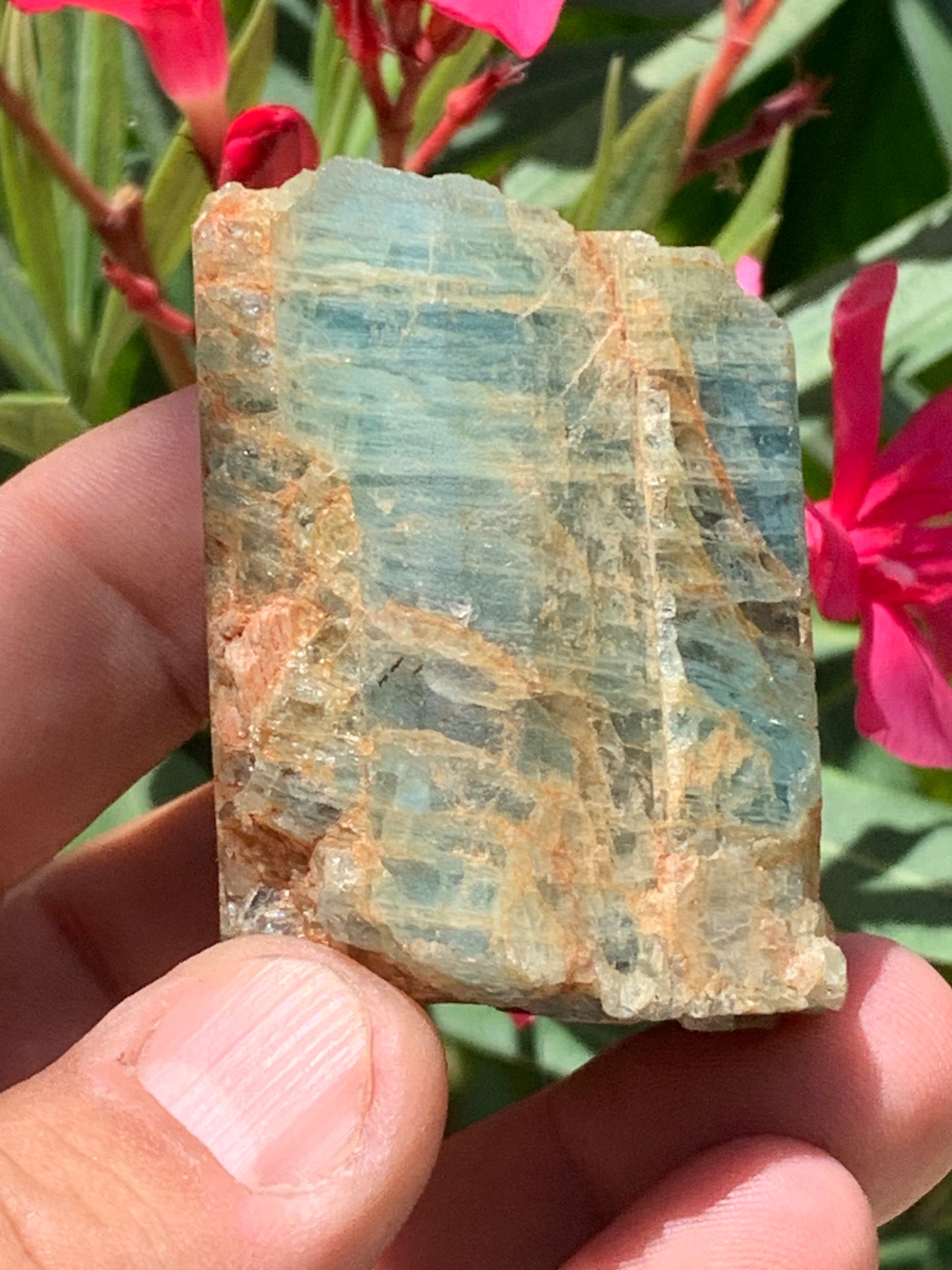 Béryl bleu, spécimen de 58mm x 37 x 33 - 104,4 grammes. Parfait en collection, exposition, lithothérapie...