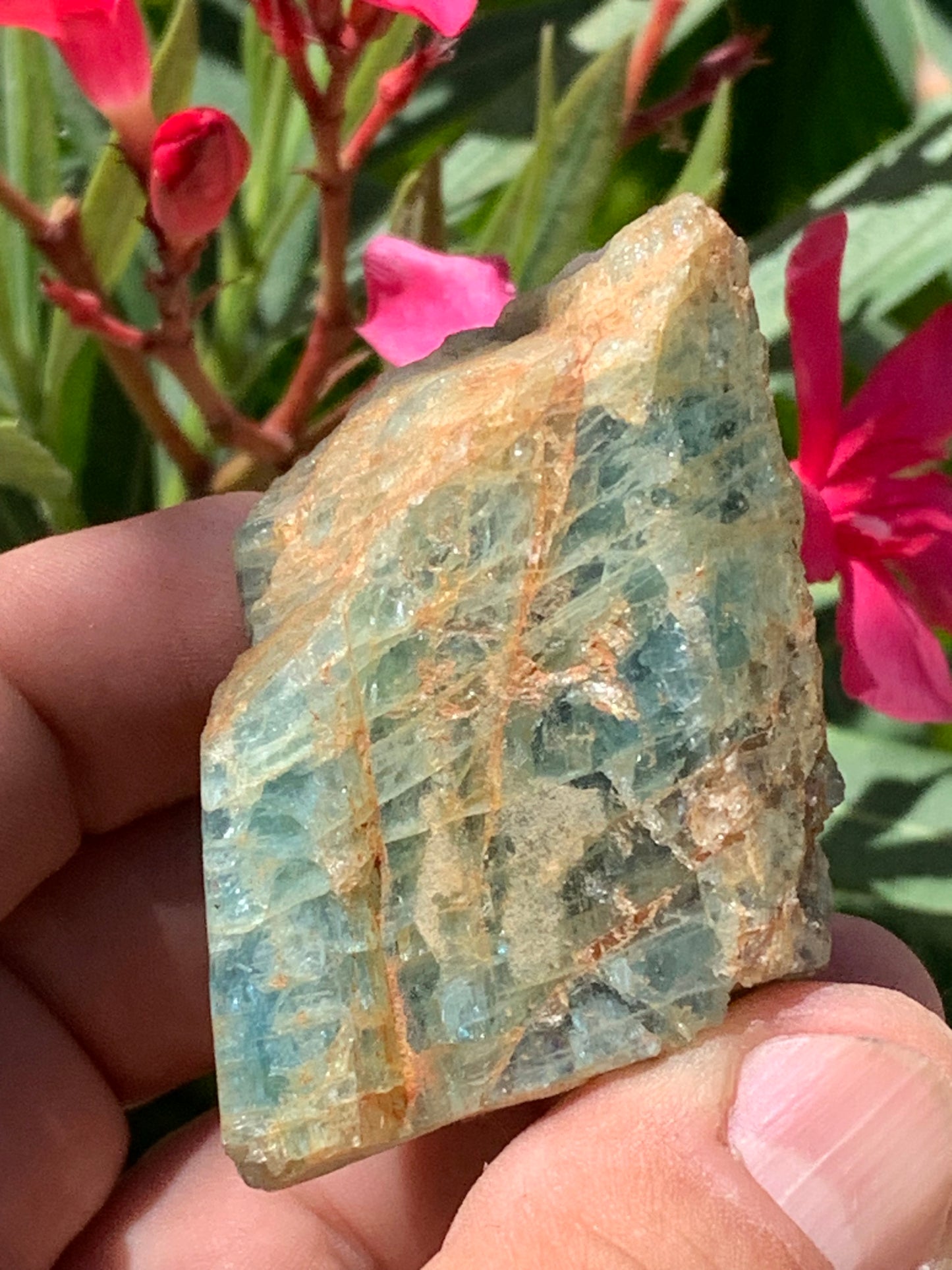 Béryl bleu, spécimen de 58mm x 37 x 33 - 104,4 grammes. Parfait en collection, exposition, lithothérapie...